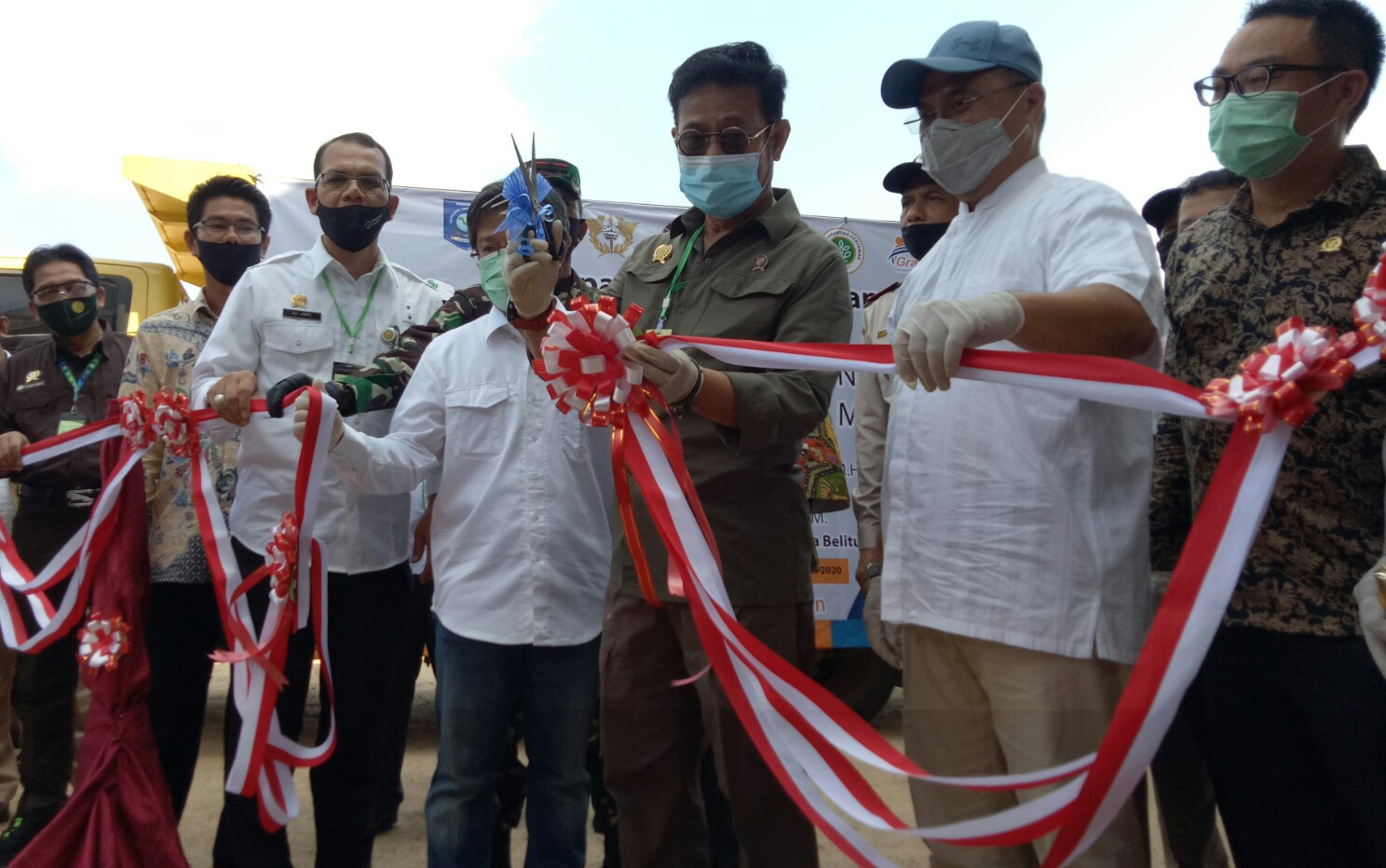 Menteri Pertanian Syahrul Yasin Limpo didampingi Gubernur Bangka Belitung Erzaldi Rosman Djohan melepas ekspor cangkang sawit, Sabtu (8/8)