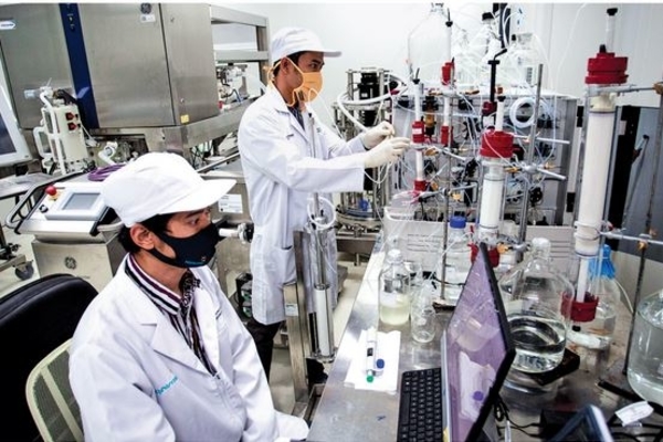 Peneliti beraktivitas di ruang riset vaksin Merah Putih di kantor Bio Farma, Bandung, Jawa Barat, kemarin. Vaksin covid-19 buatan Indonesia 