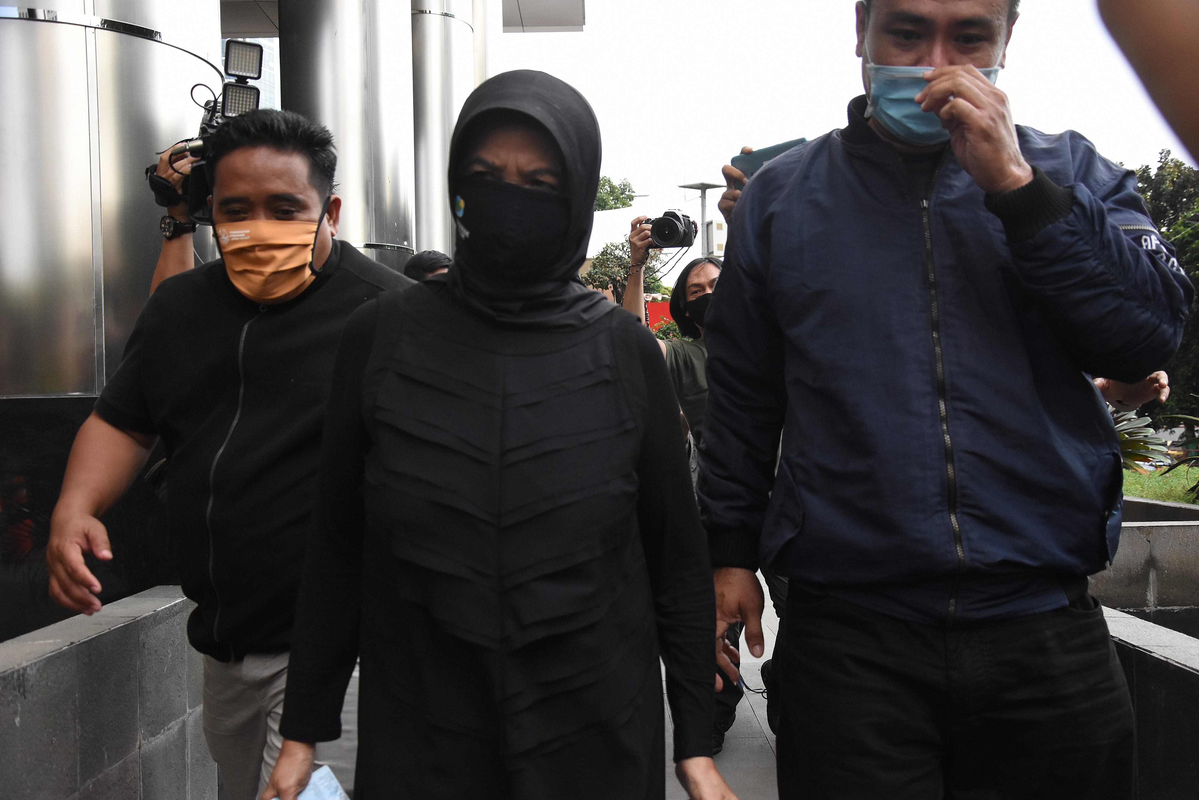 Wali Kota Banjar Ade Uu Sukaesih (tengah) berjalan meninggalkan Gedung KPK usai menjalani pemeriksaan di Jakarta