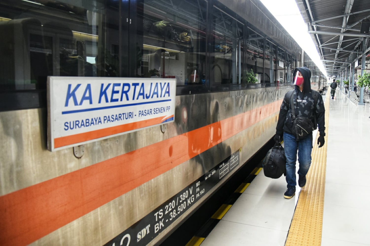 Penumpang menuju gerbong KA Kertajaya di Stasiun Pasar Senen, Jakarta.