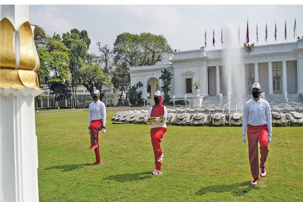 Petugas memperagakan simulasi pengibaran bendera untuk Peringatan HUT ke-75 Kemerdekaan RI di halaman Istana Merdeka, Jakarta, Minggu (12/7)