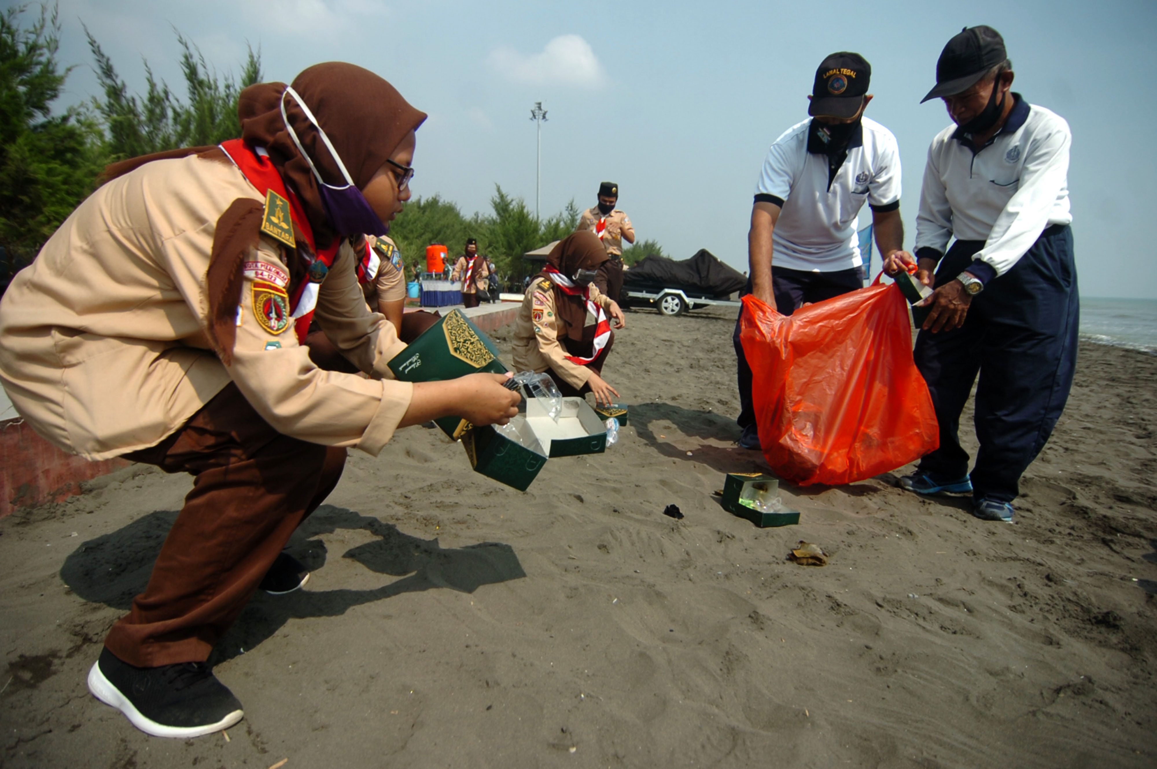 Aksi membersihkan sampah di Pantai Utara, Tegal, Jawa Tengah, Selasa (11/8/2020)