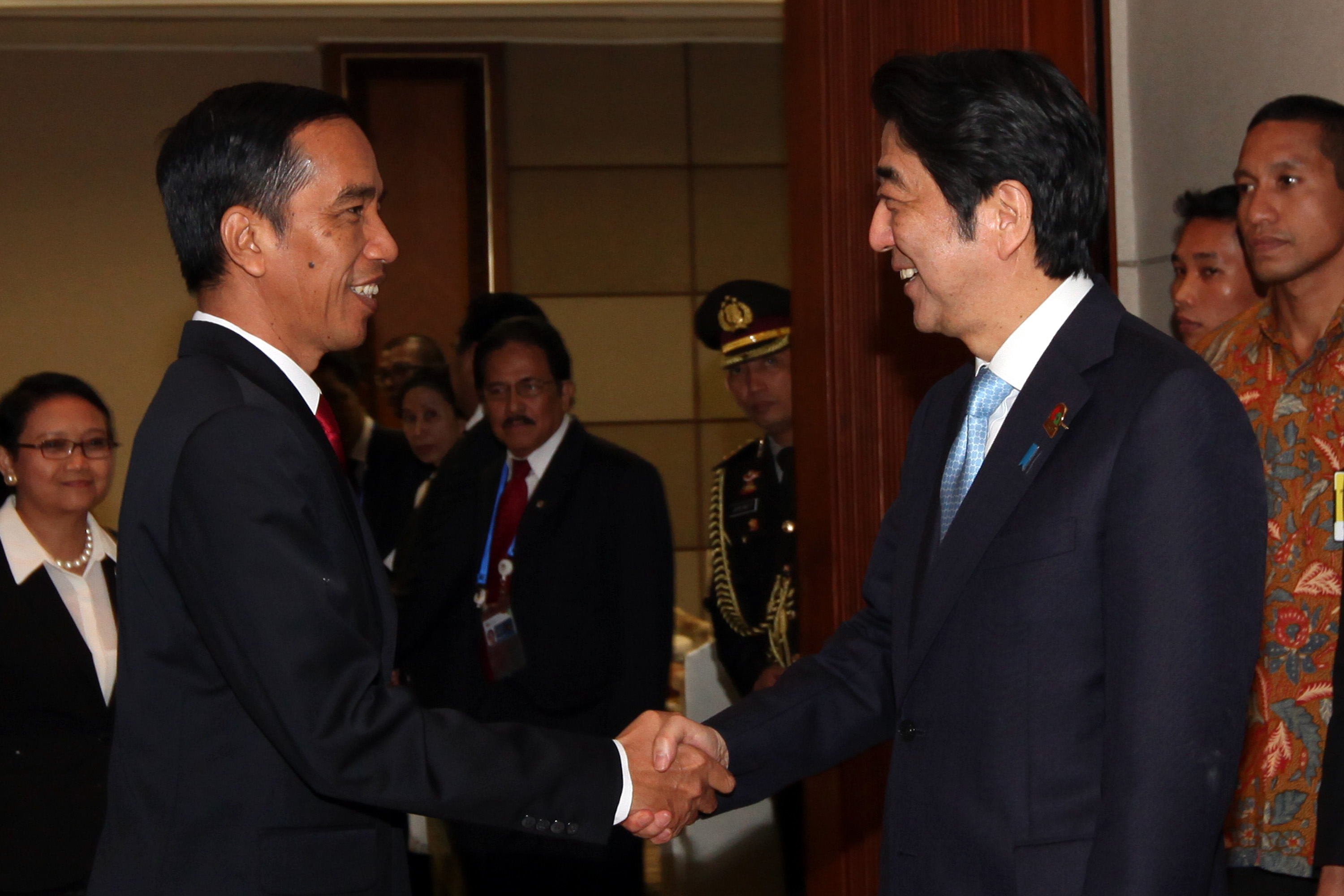 momen pertemuan Presiden Joko Widodo dan PM Shinzo Abe, 2015 silam