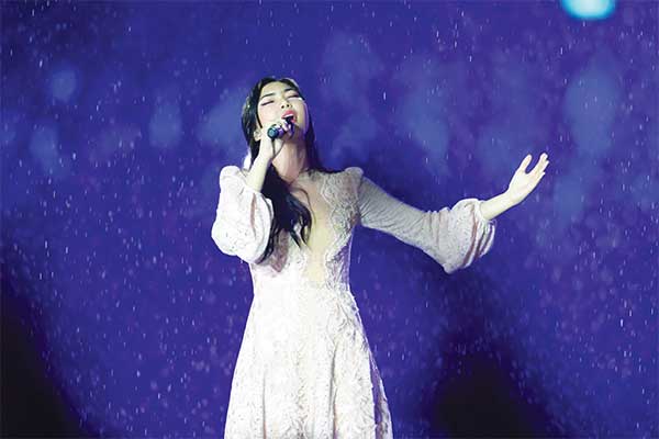 Penyanyi  Isyana Sarasvati