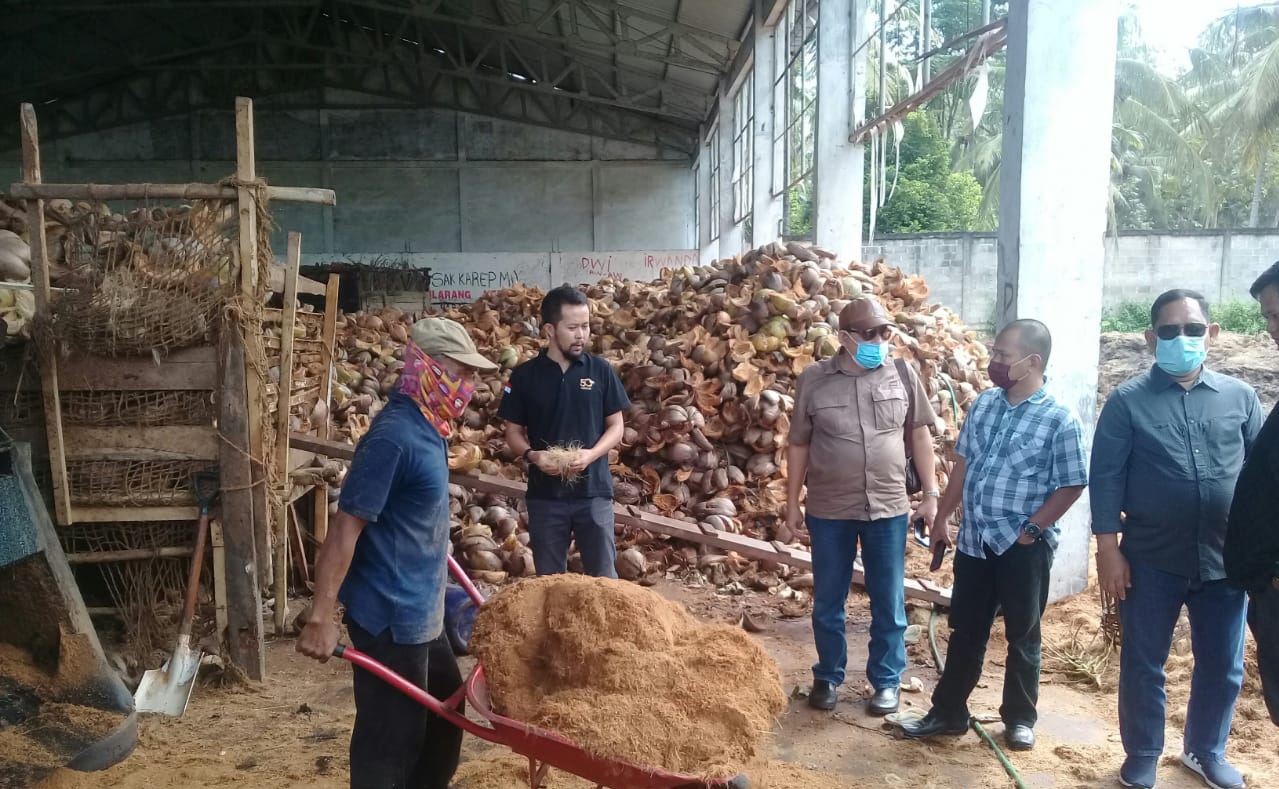 Sabut kelapa yang selama ini dibuang, rencananya akan dikelola oleh Pemerintah Kabupaten Banyuasin sehingga lebih bernilai.