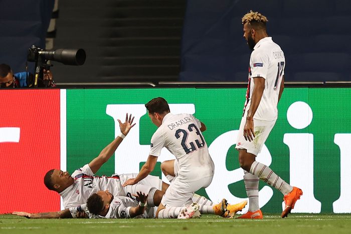 Pemain PSG meluapkan kegembiraan setelah menyingkirkan Atalanta di perempat final Liga Champions, Kamis (13/8/2020) dengan kemenangan 2-1.