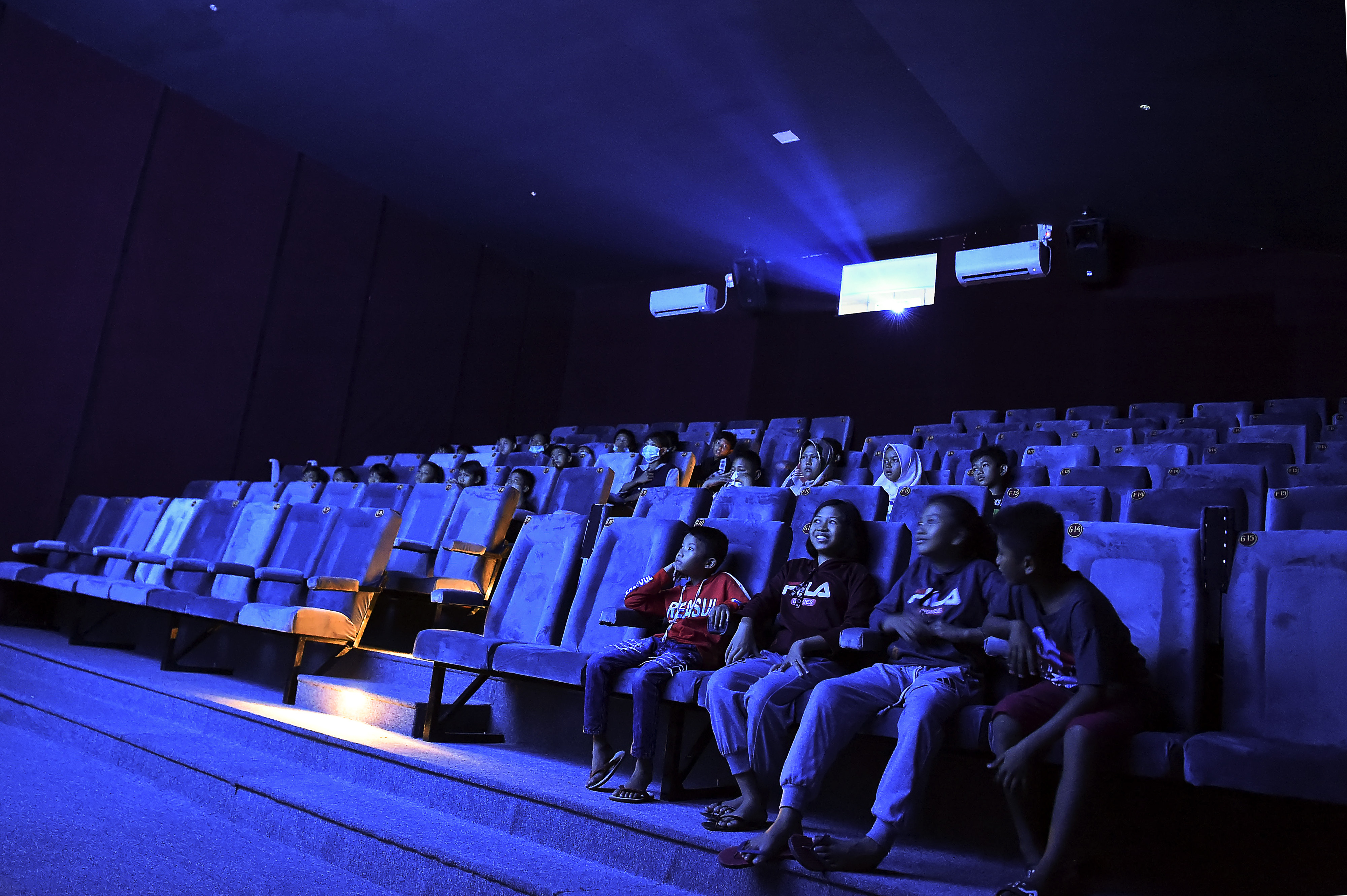 Masyarakat menonton bioskop