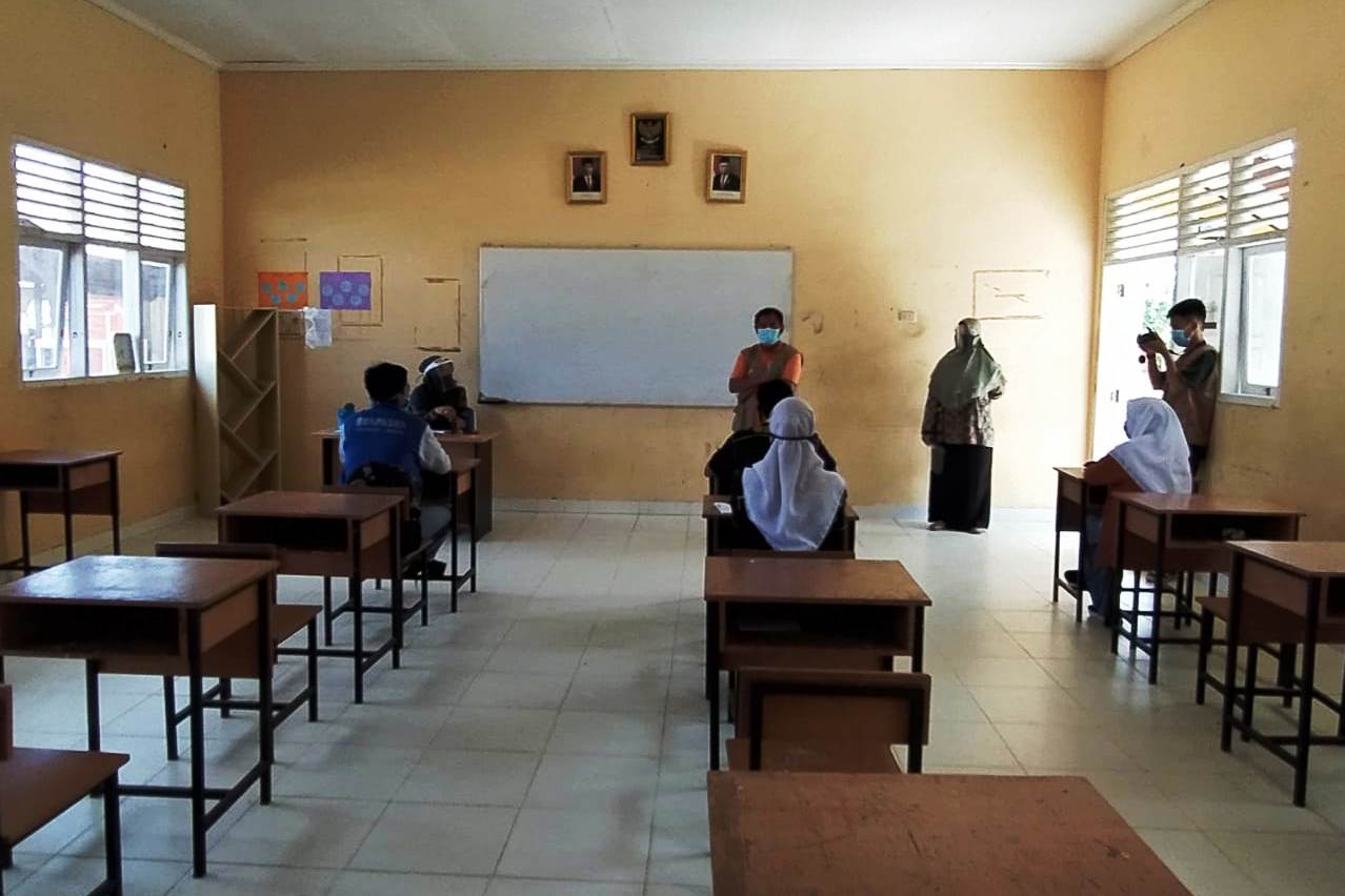 Tim melakukan monitoring KBM tatap muka di salah satu sekolah di Bangka.