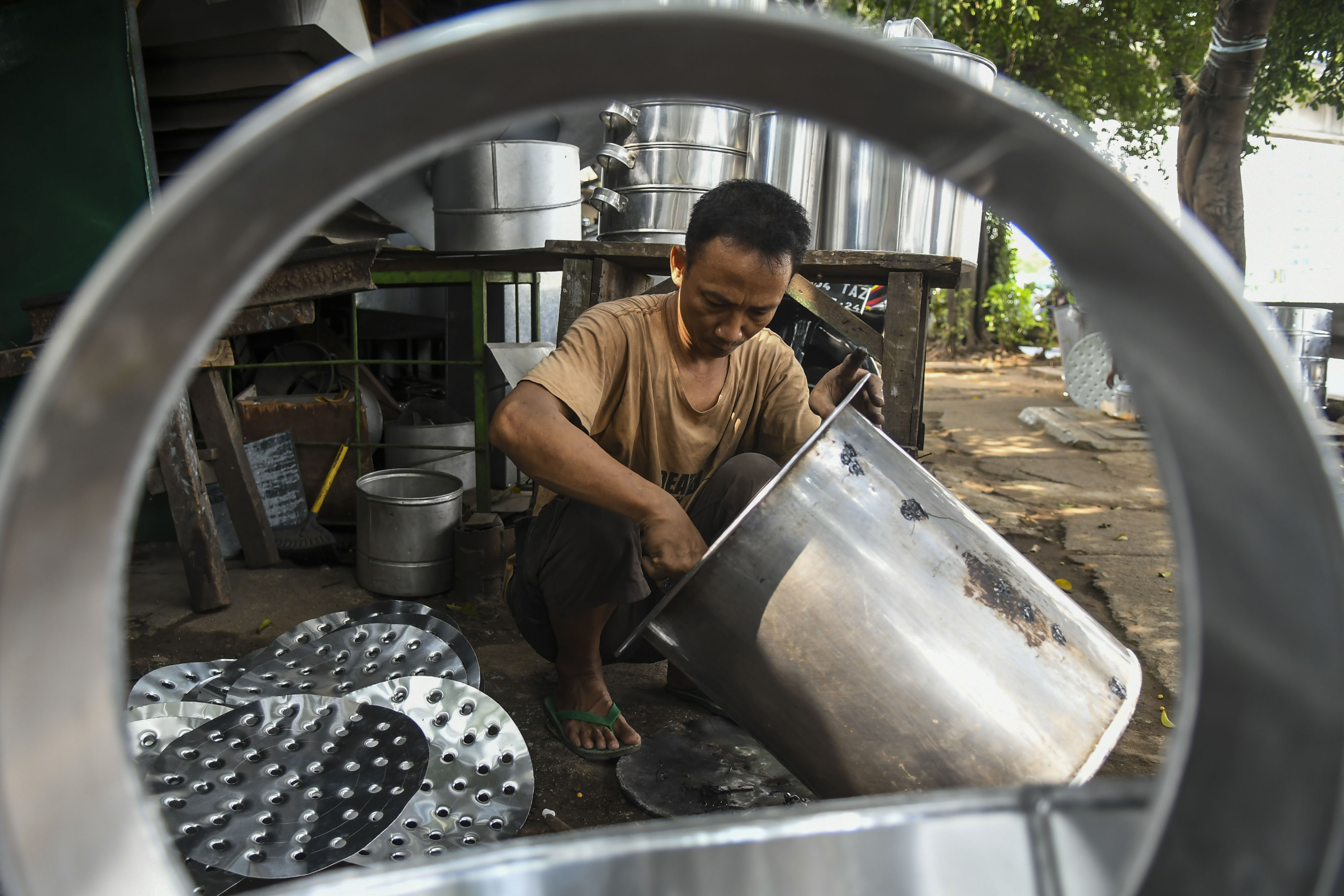 Pekerja sedang menyelesaikan produk pesanan. 