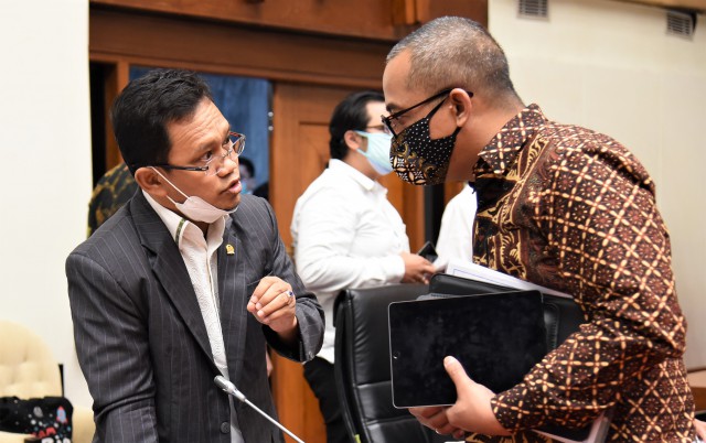 Wakil Ketua Komisi XI DPR RI Amir Uskara (kiri) usai rapat di Gedung Nusantara I, Senayan, Jakarta. 