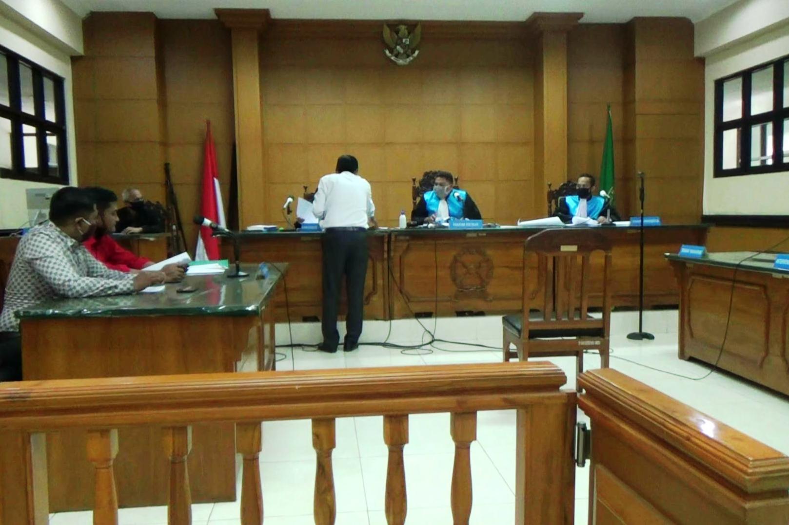 Pemkab Sampang digugat warganya ke PTUN karena serobot tanah.