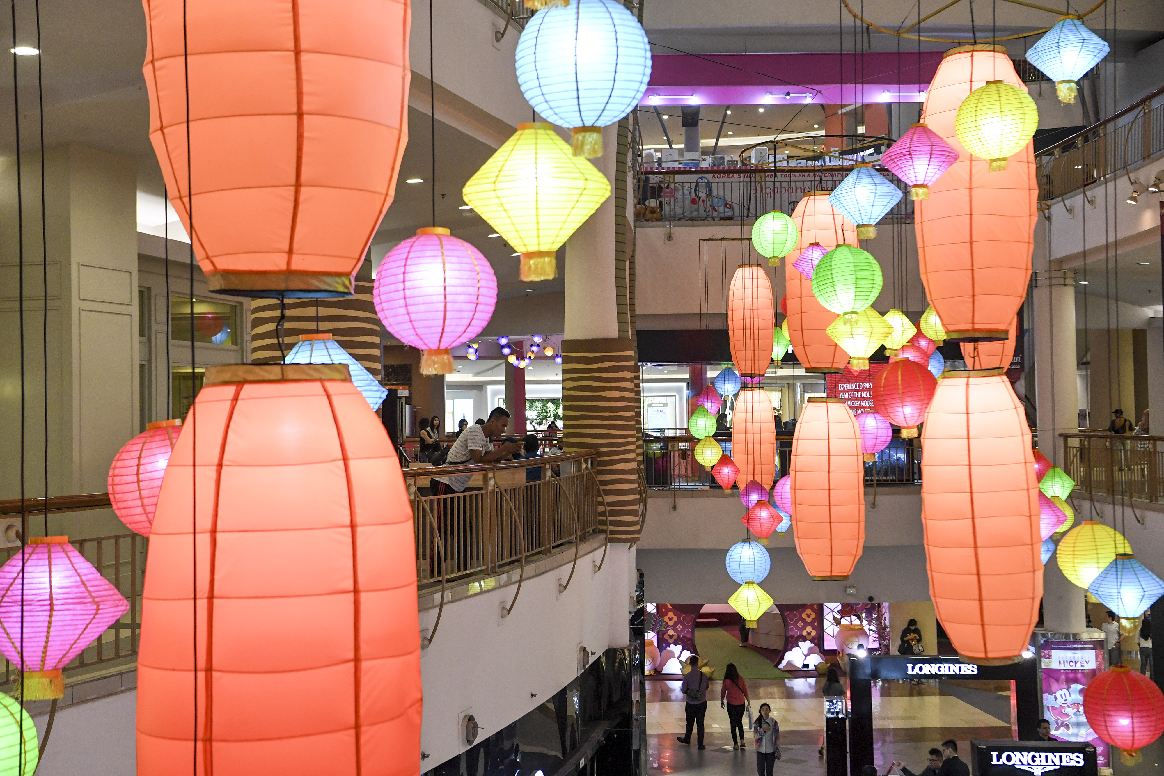 Ilustrasi Pengunjung berada di pusat perbelanjaan Mall Kelapa Gading, Jakarta, Selasa (21/1/2020)