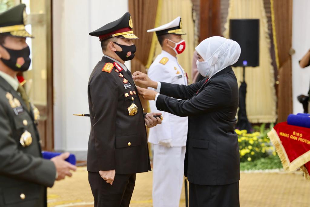  Kapolda Jawa Timur Irjen M Fadil Imran menerima penganugerahan lencana Jer Basuki Mawa Beya Emas dari Gubernur Khofifah Indar Parawansa.