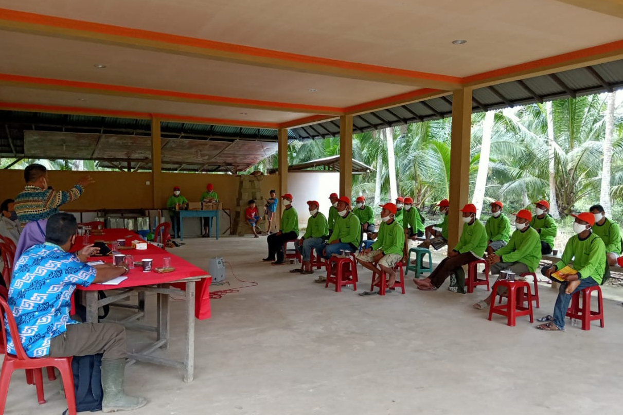 BPTP Pontianak melakukan pendampingan kepada petani dalam mengendalikan organisme pengganggu tanaman (OPT) pada tanaman kelapa.