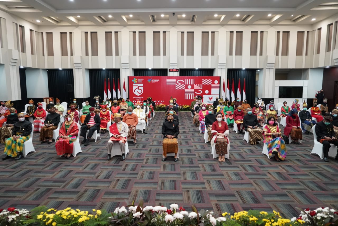 Menteri Kesehatan Terawan Agus Putranto (tengah) mengikuti upacara HUT RI bersama jajarannya.