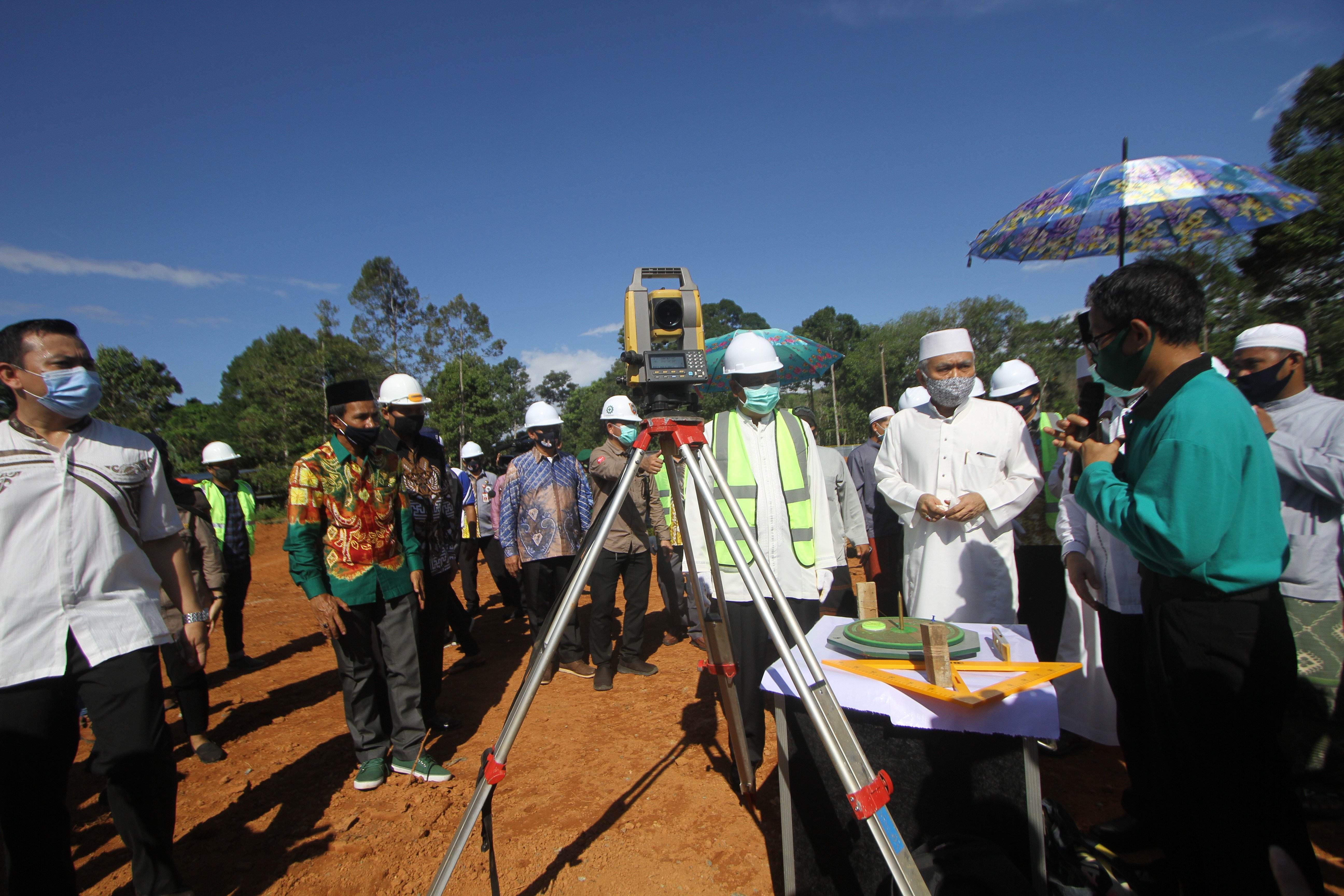 Peletakan batu pertama dan penentuan arah kiblat pembangunan masjid bambu oleh Gubernur Kalsel Sahbirin Noor, Minggu (16/8/2020).