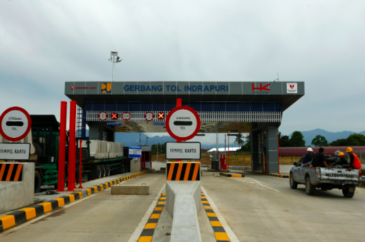 Kendaraan yang membawa pekerja memasuki pintu gerbang tol Indrapuri di Aceh Besar, Aceh, Senin (6/7/2020).