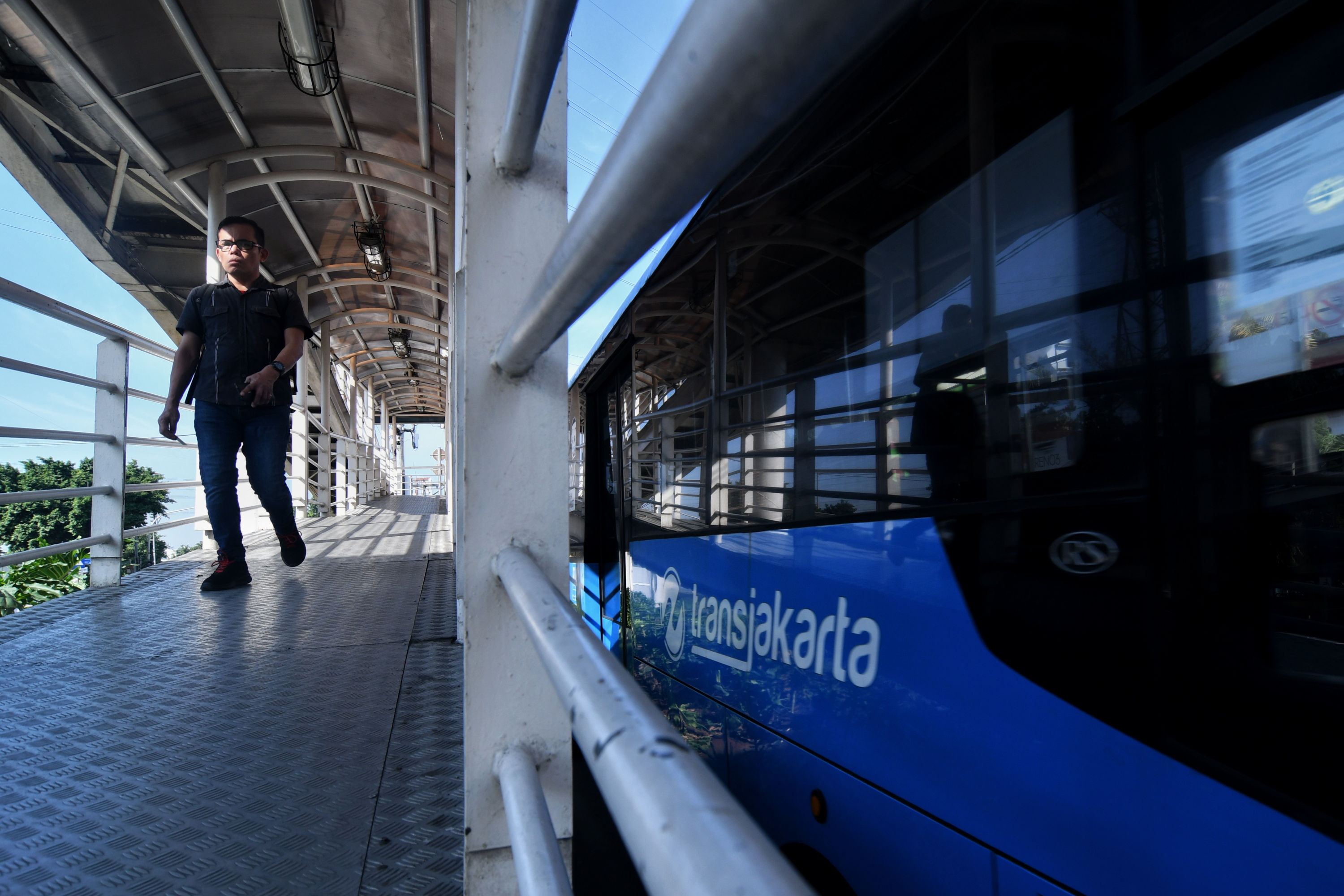  Suasana lengang di halte bus Transjakarta PGC, Cililitan, Jakarta.