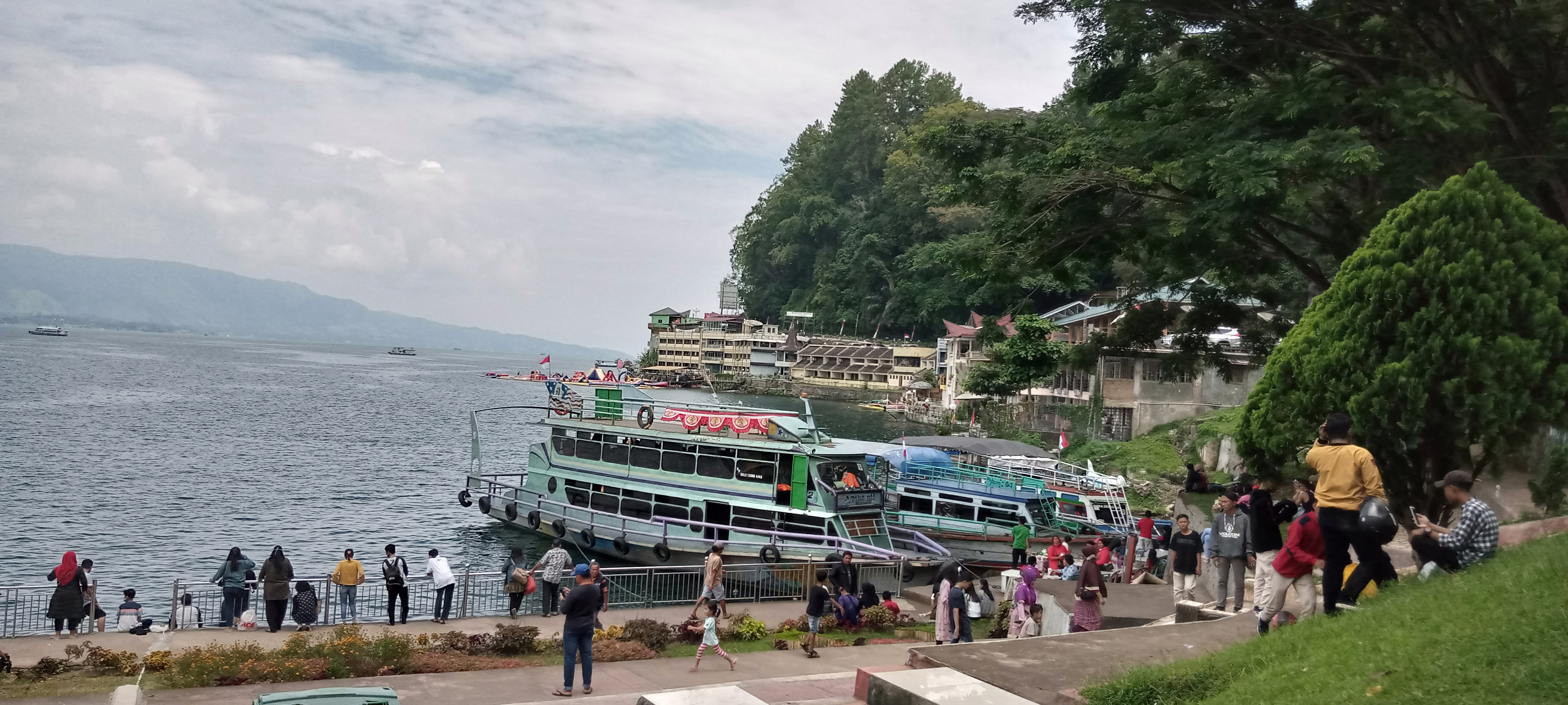 Pengunjung rela mengantri naik kapal santai di Pantai Bebas Parapat mengisi libur HUT RI.