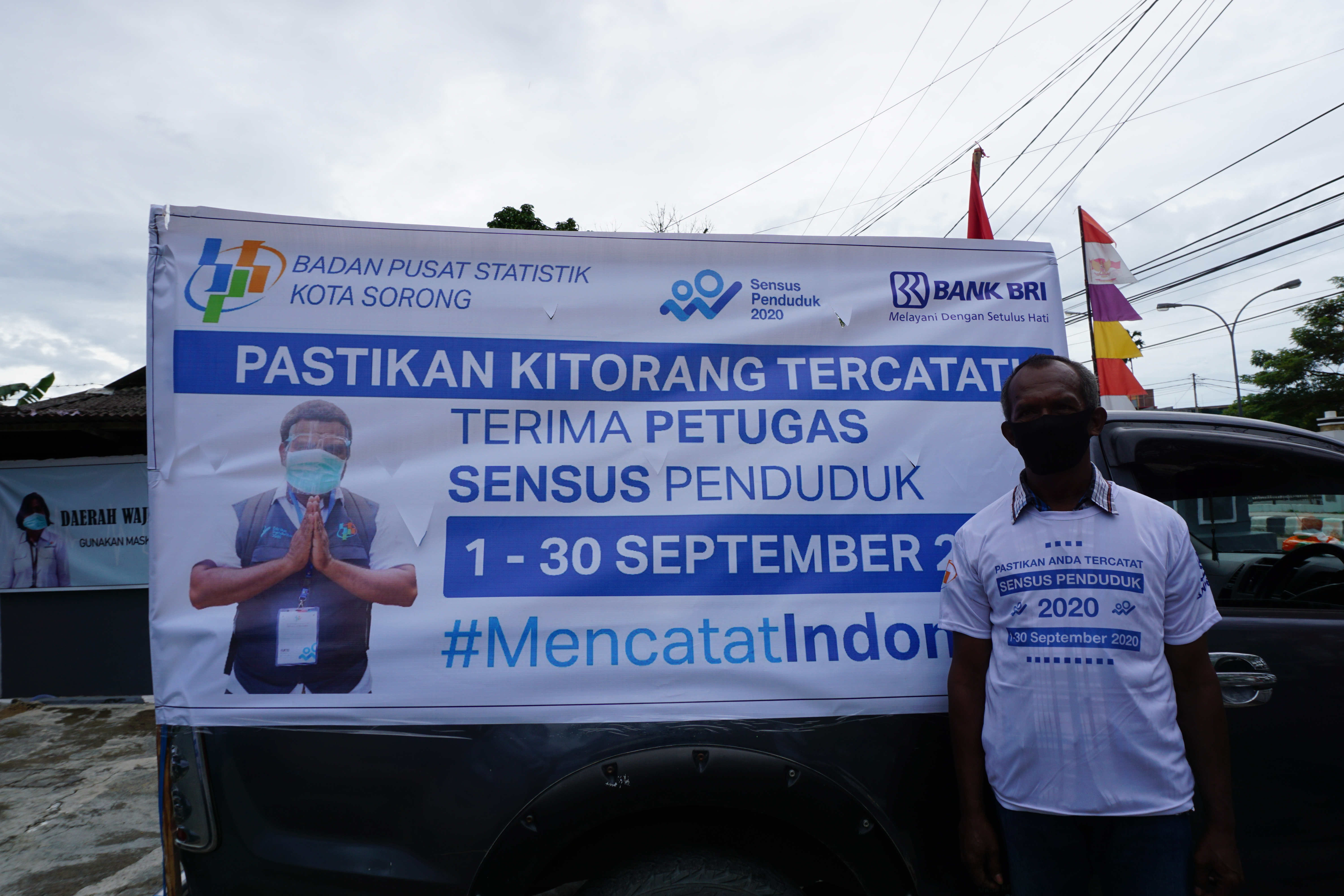 Petugas sensus penduduk menggunakan kendaraan saat melakukani sosialisasi, di depan halaman kantor BPS Kota Sorong, Papua Barat.