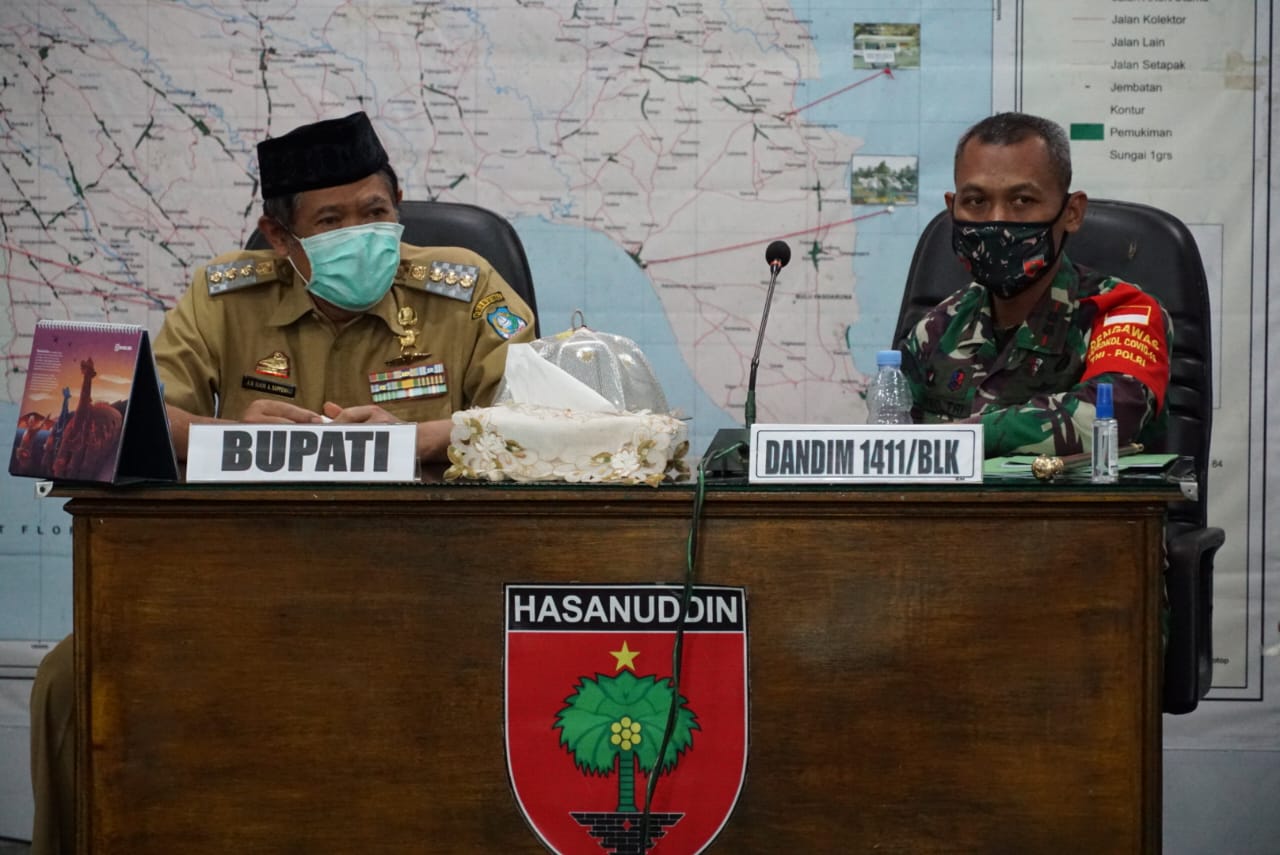 Bupati Bulukumba, AM Sukri Sappewali (kiri).