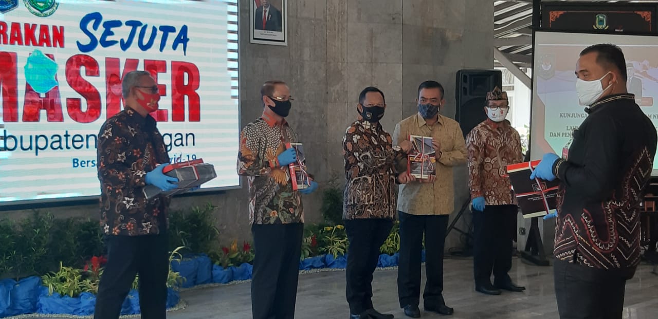 Mendagri Tito Karnavian (ketiga kiri) menghadiri launching Gerakan Sejuta Masker  di Kabupaten Kuningan, Jawa Barat. 