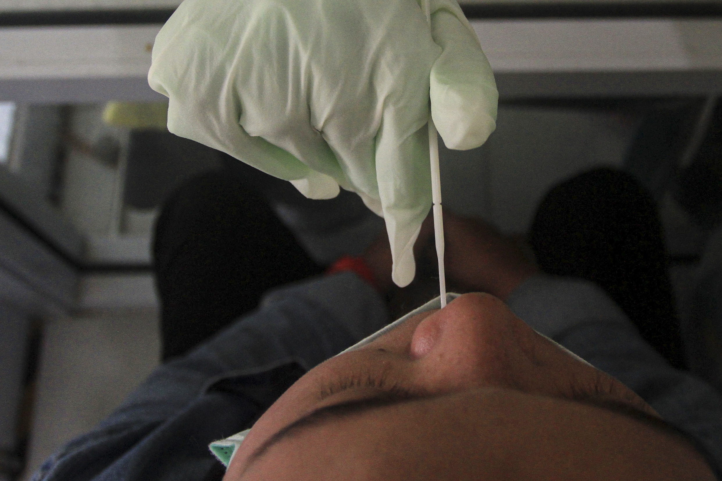 Petugas kesehatan melakukan tes usap atau swab test pada warga di Puskesmas Andalas Padang, Sumatera Barat, Selasa (25/8)