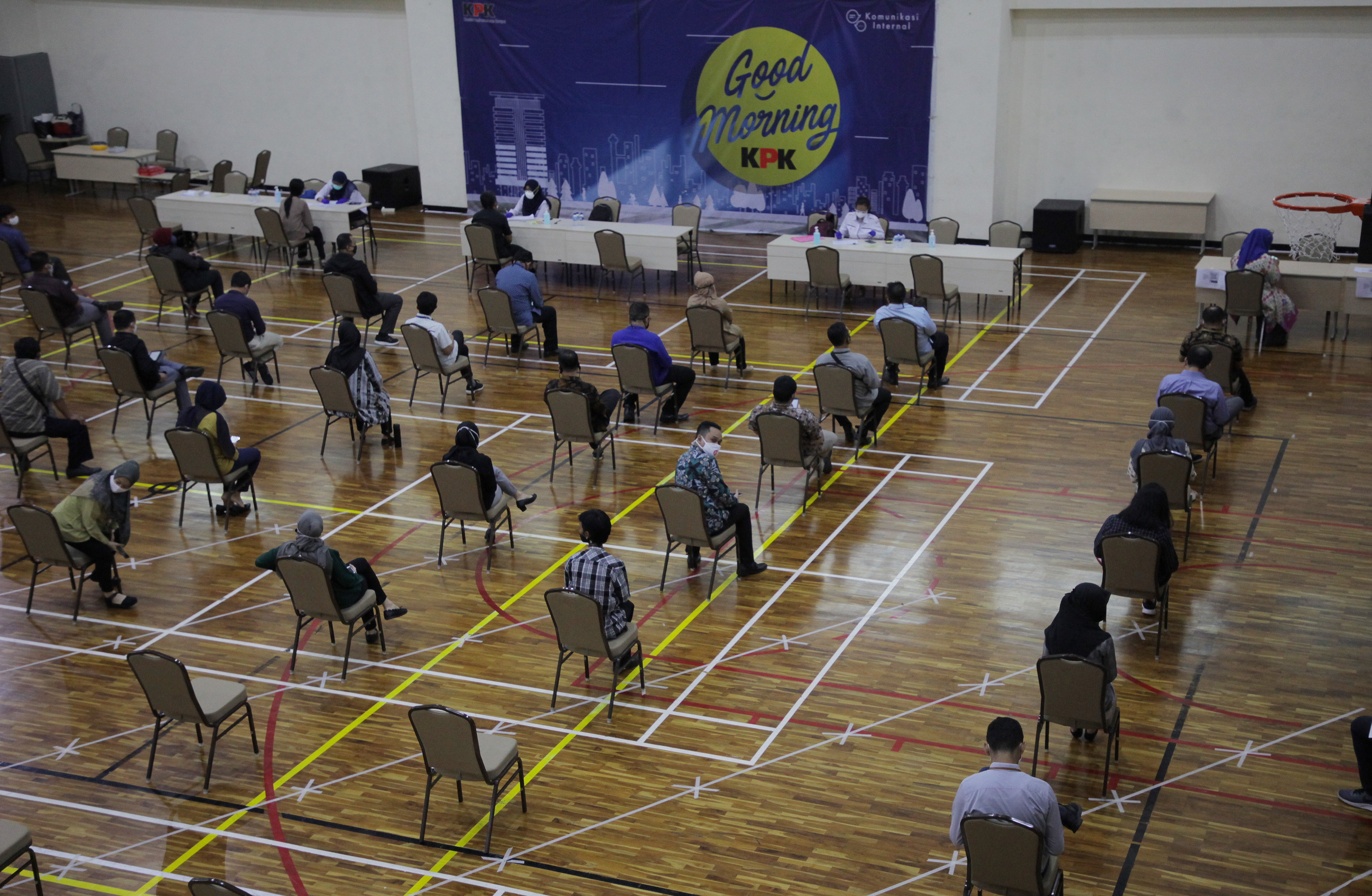 Pegawai KPK mengikuti tes usap (swab test) di Gedung KPK, Jakarta.