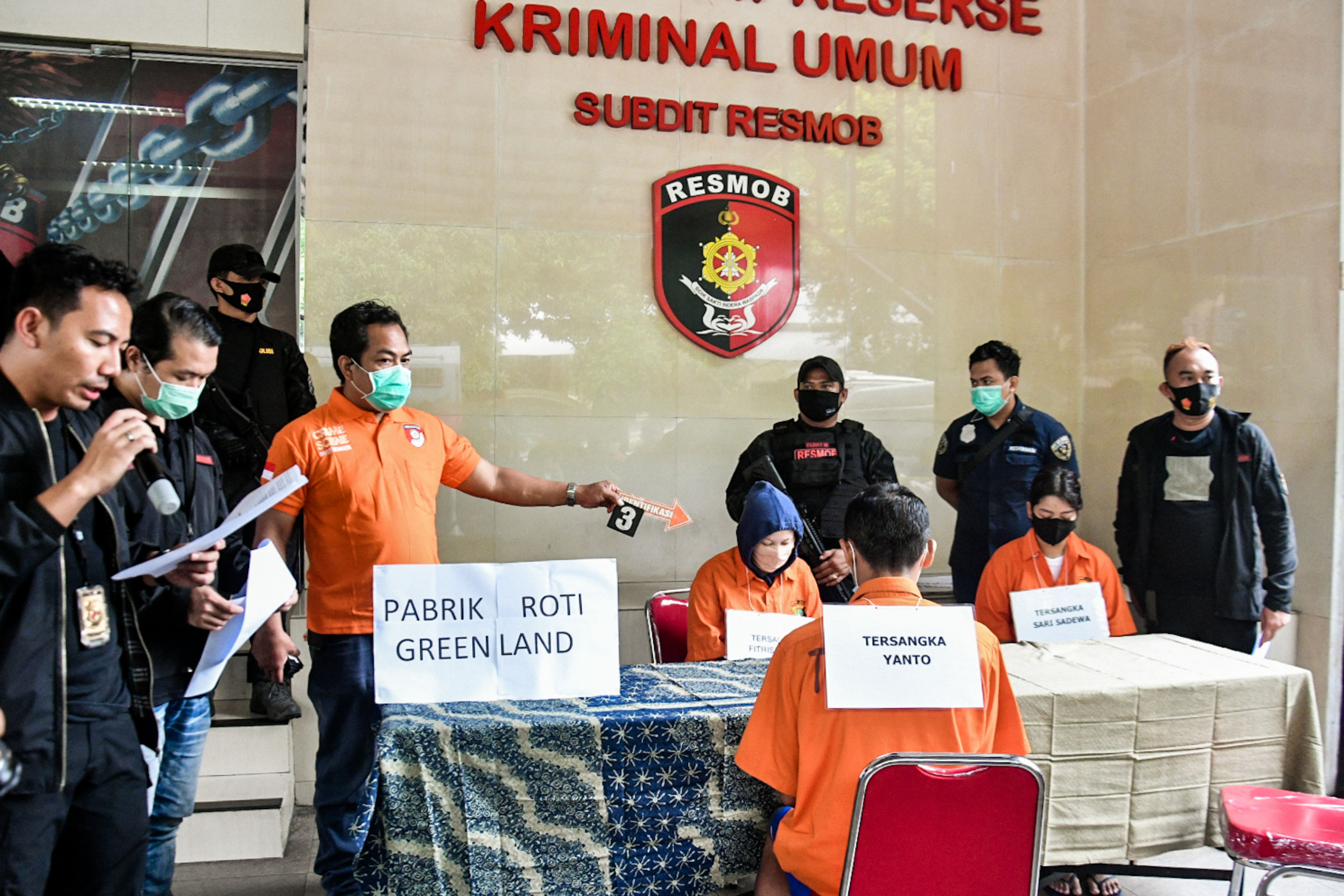 Direktorat Reserse Kriminal Umum Polda Metro Jaya melakukan rekonstruksi pembunuhan pengusaha roti warga negara Taiwan, Hsu Ming Hu (52).