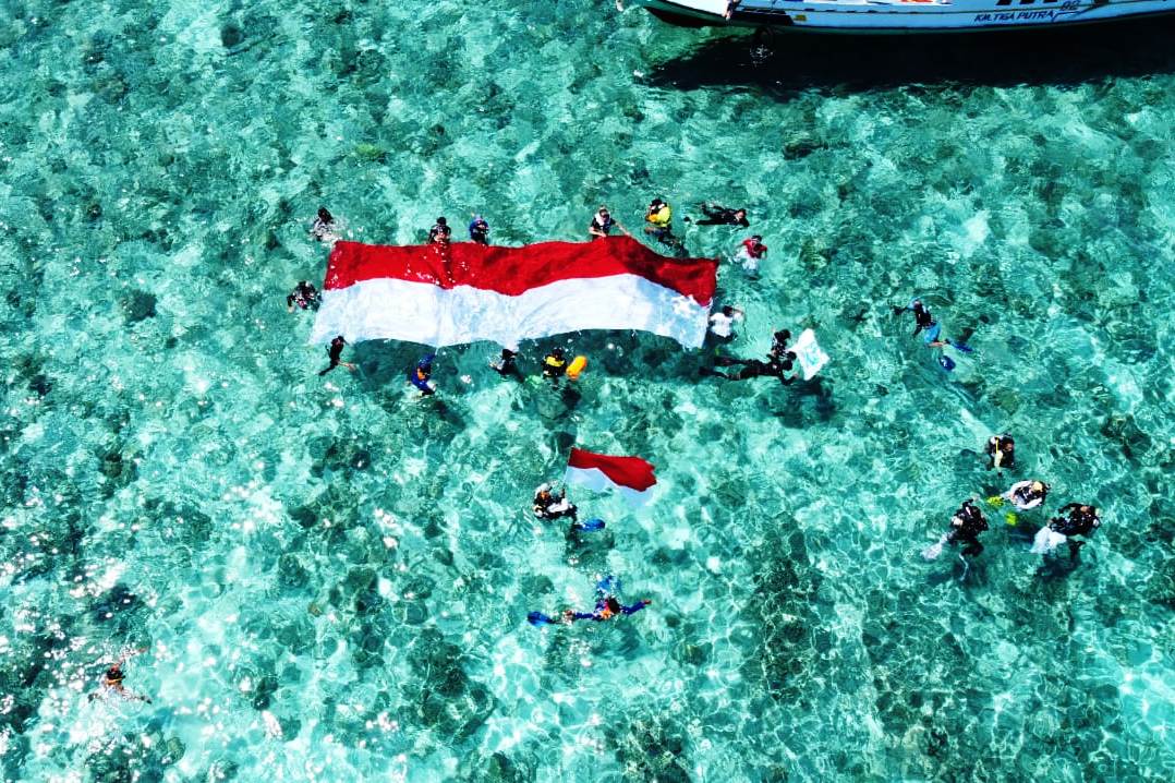 Komunitas Nusa Nipa Diving Club (NNDC) saat pengibaran bendera Merah Putih di bawah laut saat upacara 17 Agustus 2020. 