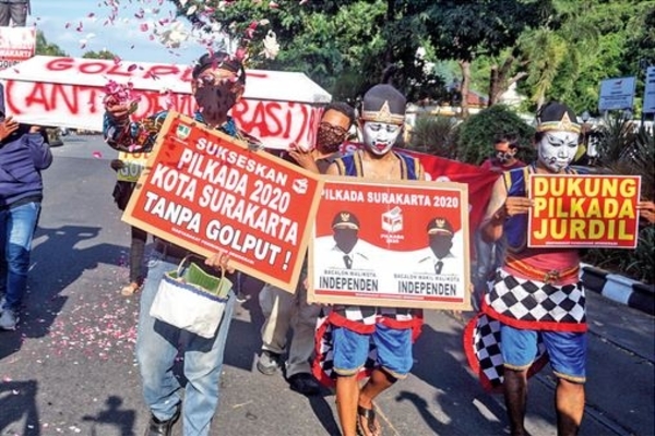 Warga yang tergabung dalam Masyarakat Pendukung Demokrasi berunjuk rasa mendukung pilkada damai di Gladak, Solo, Jawa Tengah, kemarin.