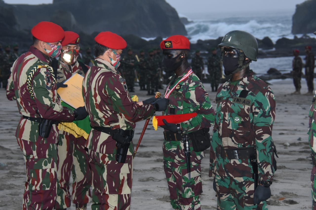 Mayor Jenderal I Nyoman Cantiasa saat pembaretan anggota Kopassus kala masih menjabat Danjen Kopassus