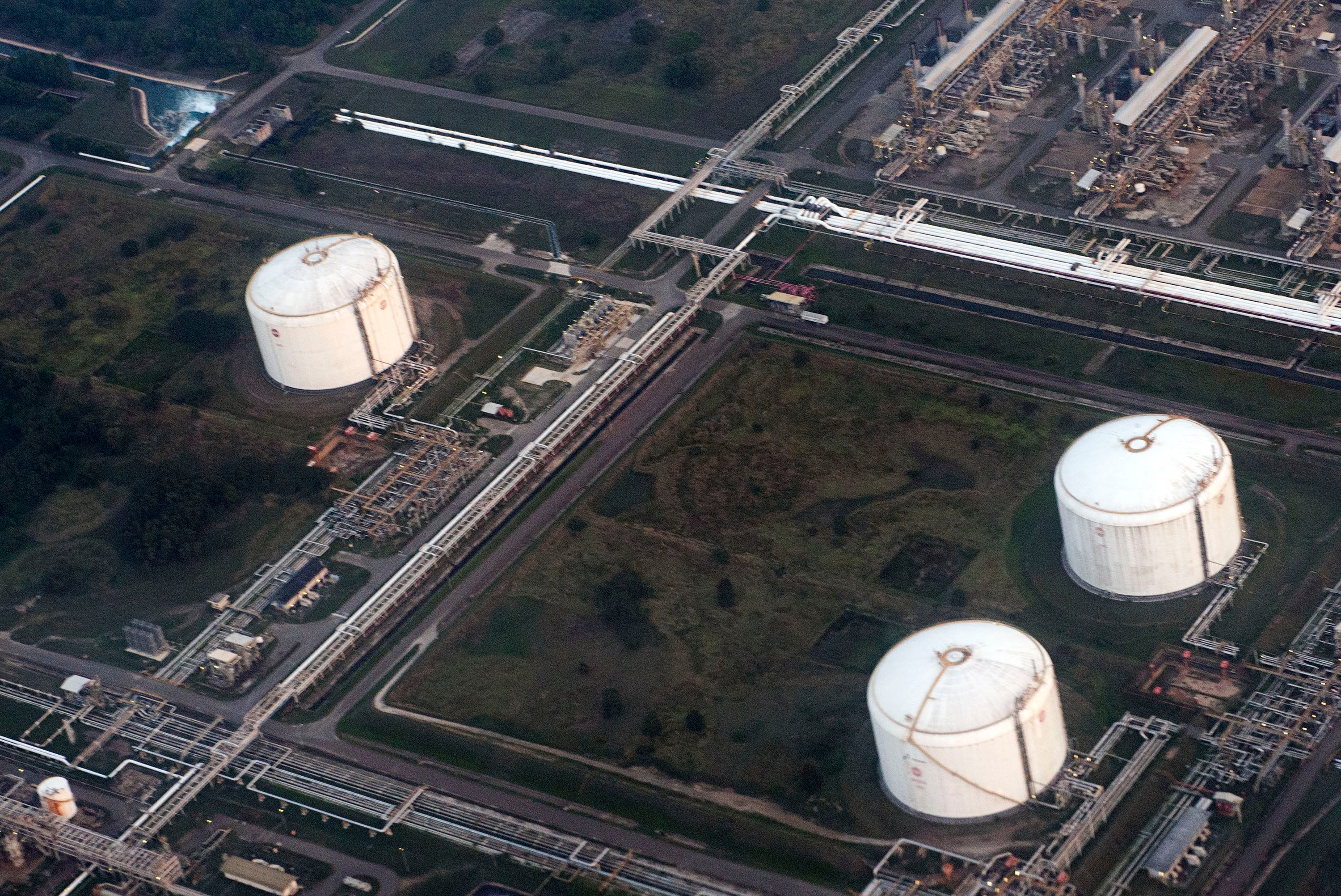 Foto udara tangki LNG di Terminal Penerimaan, Hub, dan Regasifikasi LNG Arun, Lhokseumawe, Aceh.