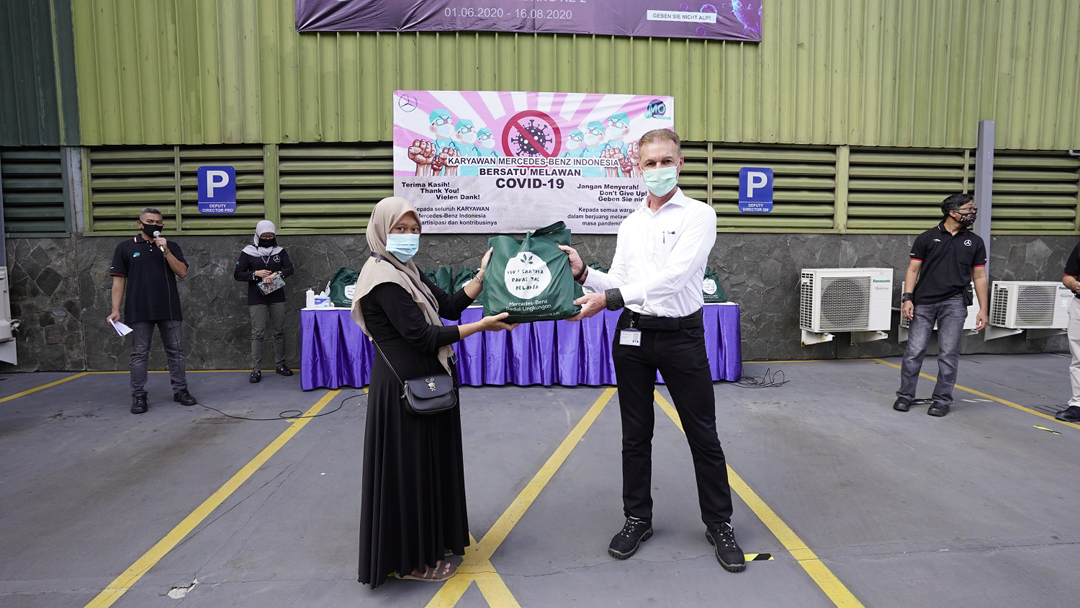 Presiden Direktur PT Mercedes-Benz Indonesia Patrick Schwind saat menyerahkan bantuan donasi kepada masyarakat di sekitar Wanaherang, Bogor.