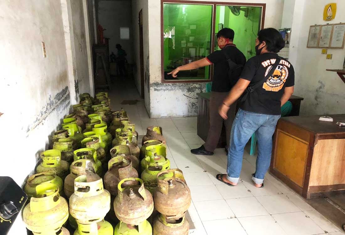 Dua anggota Polres Tanjab Barat, Jambi, memeriksa pangkalan gas bersubsidi di Tanjungjabung Barat, Jambi.