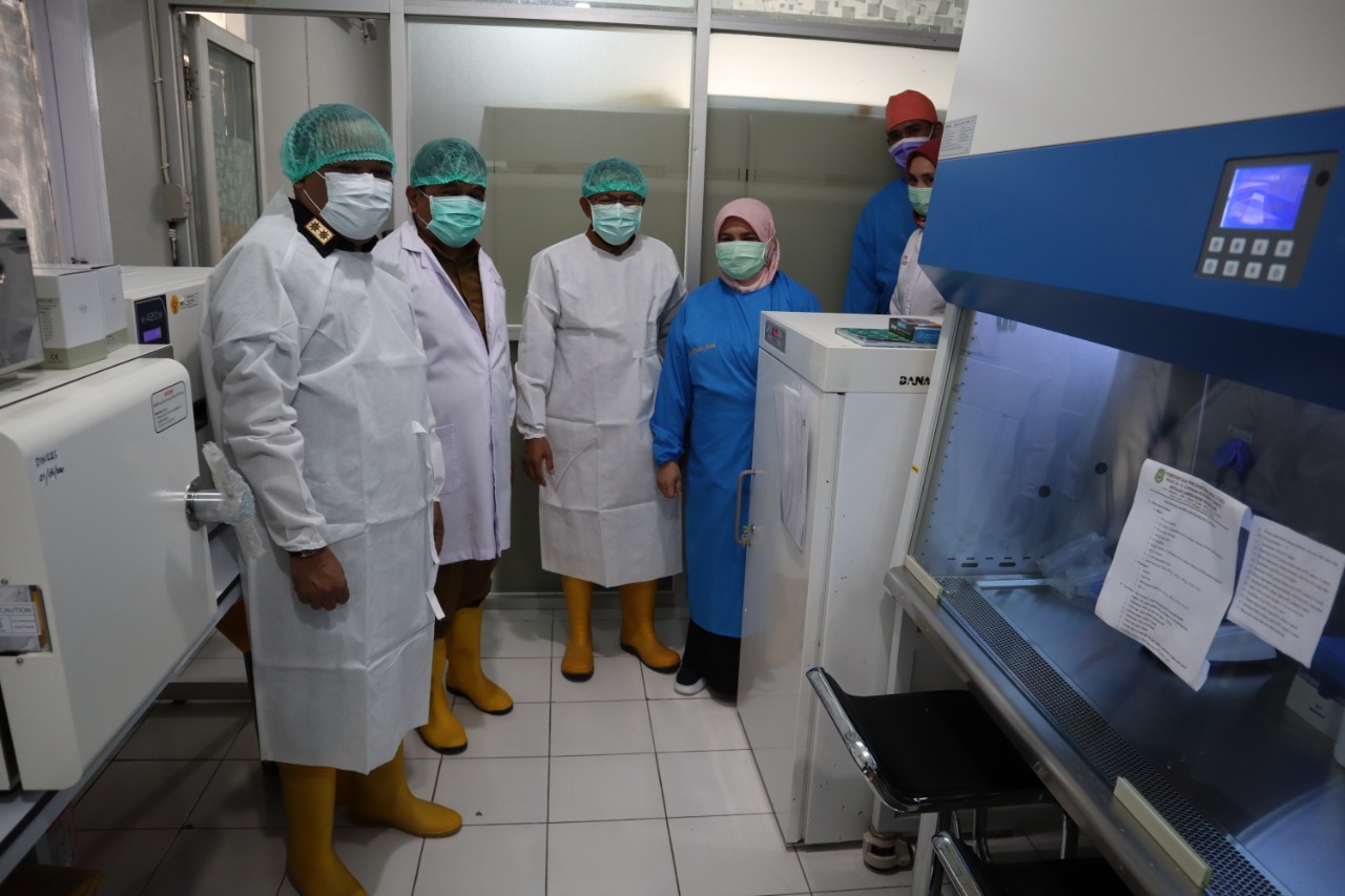 Sekda Pemprov Maluku Utara Samsuddin A Kadir meninjau ruangan lab PCR RSUD Chasan Boesoirie Ternate, Senin (10/8/2020).