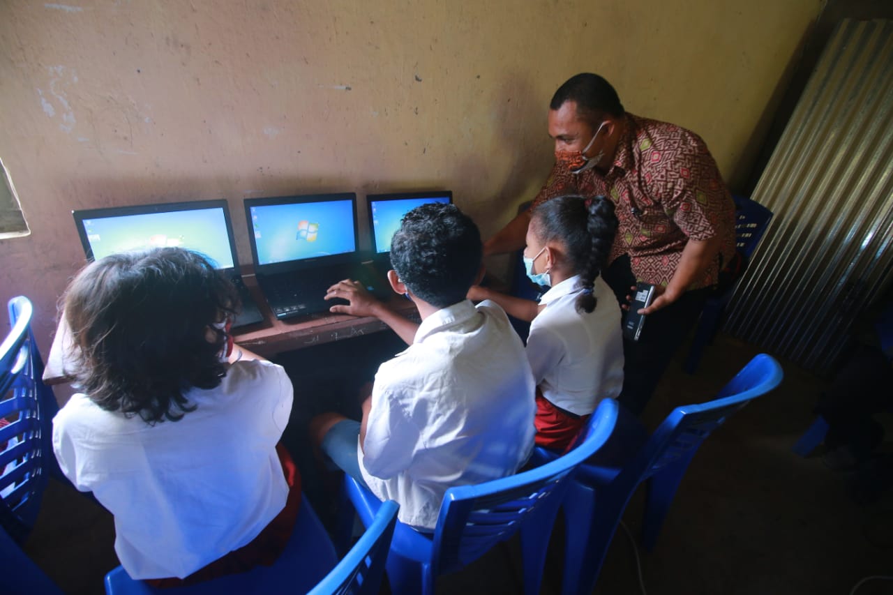 Siswa SD dan SMP di Kampung Nunukae mengikuti arahan instruktur dalam kelas komputer