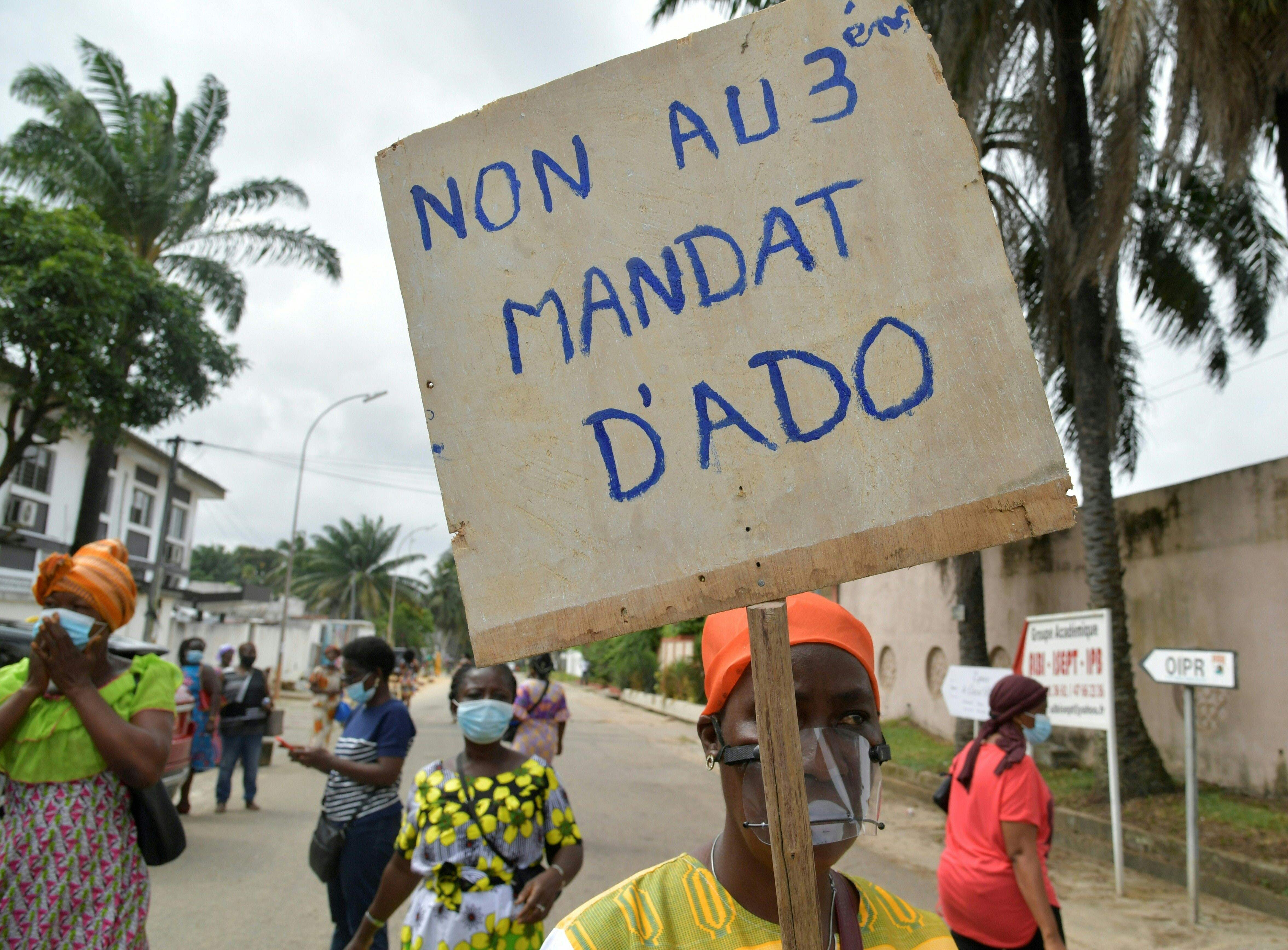 Pengunjuk rasa memprotes masa jabatan ketiga Presiden Pantai Gading Alassane Ouattara, di distrik Cococdy di Abidjan pada 21 Agustus 2020