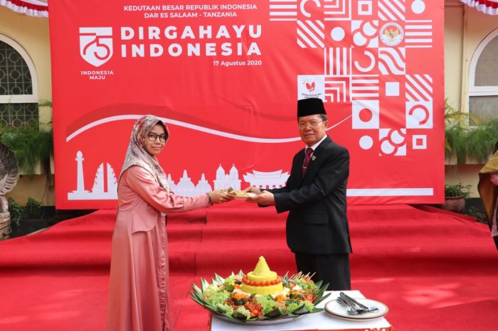 Dubes RI untuk Tanzania, Ratlan Pardede (kanan)