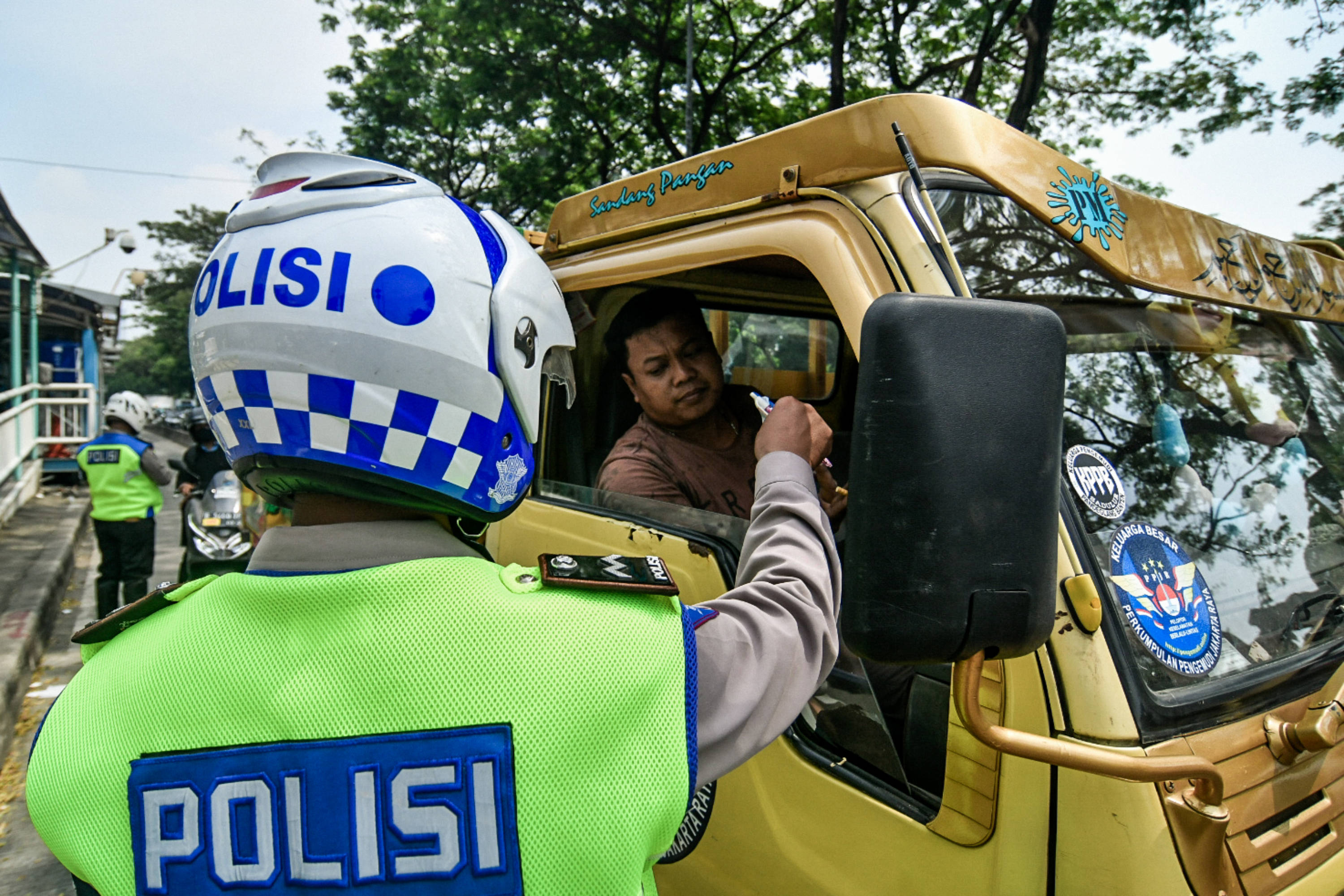 Polisi Lalu lintas memberhentikan kendaraan yang kedapatan menerobos jalur TransJakarta saat Operasi Patuh Jaya 2020