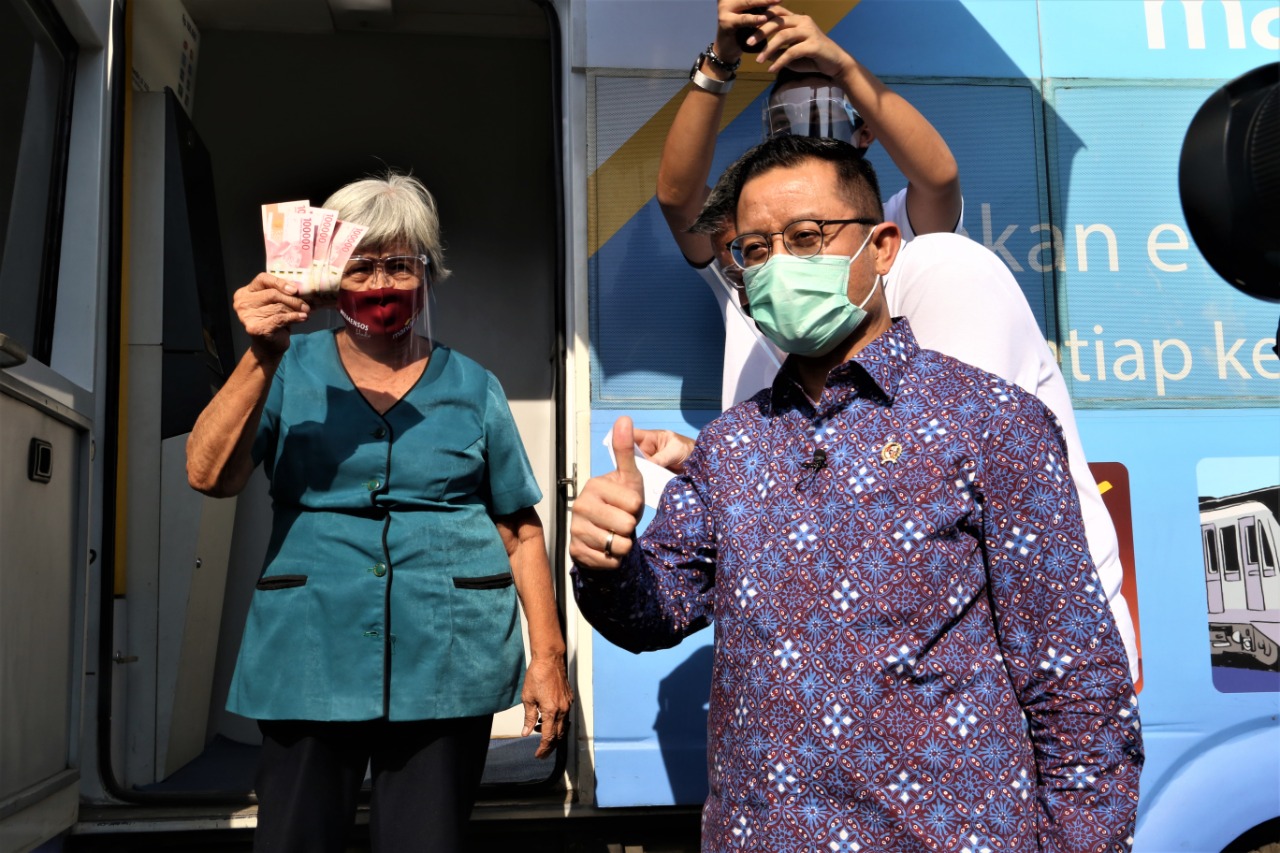 Mensos Juliari P. Batubara menyatakan, Bantuan Sosial Tunai (BST) ini untuk meringankan beban akibat dampak pandemi Covid-19.