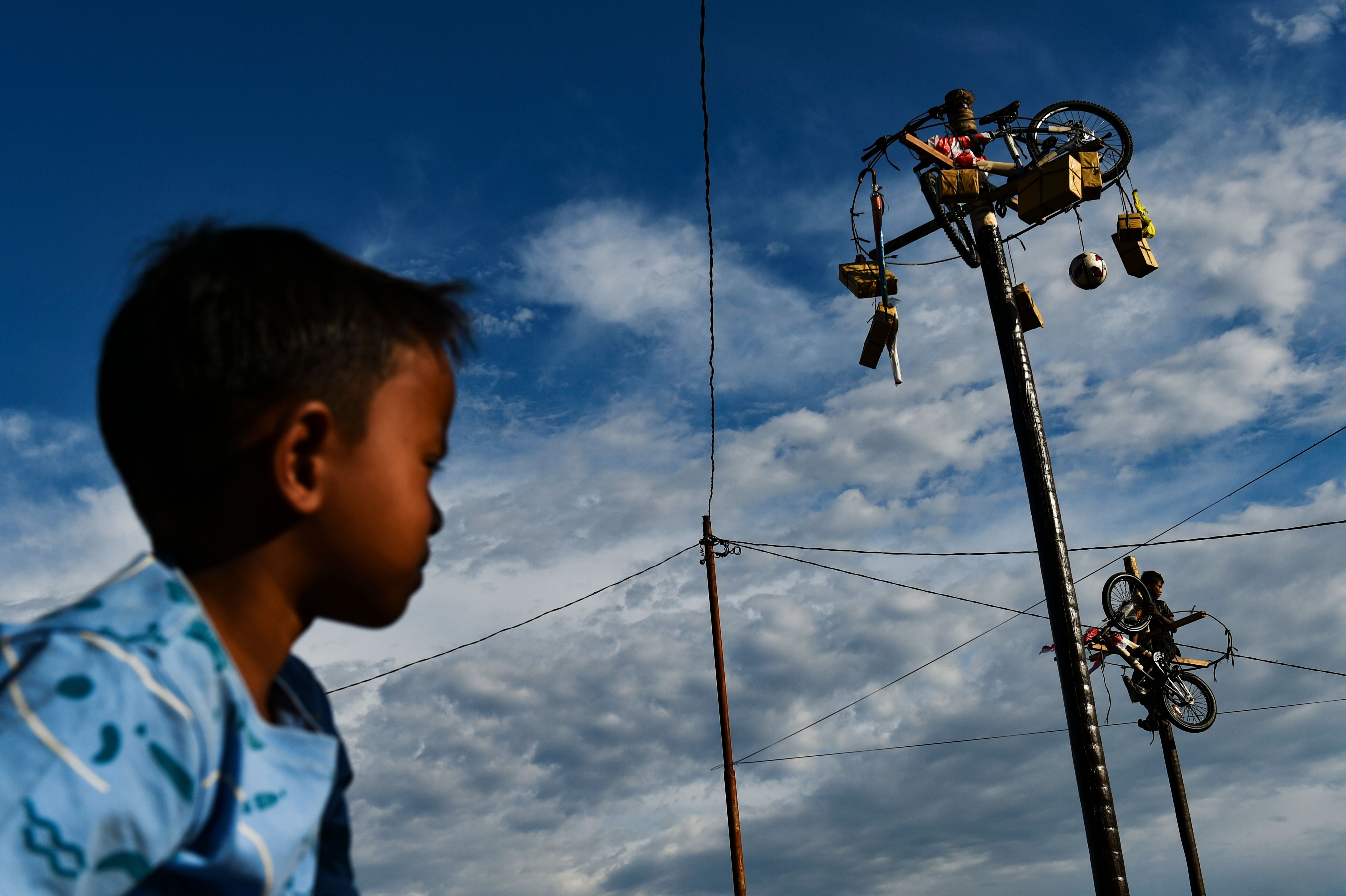 Panjat pinang yang biasa digelar sebagai lomba HUT RI