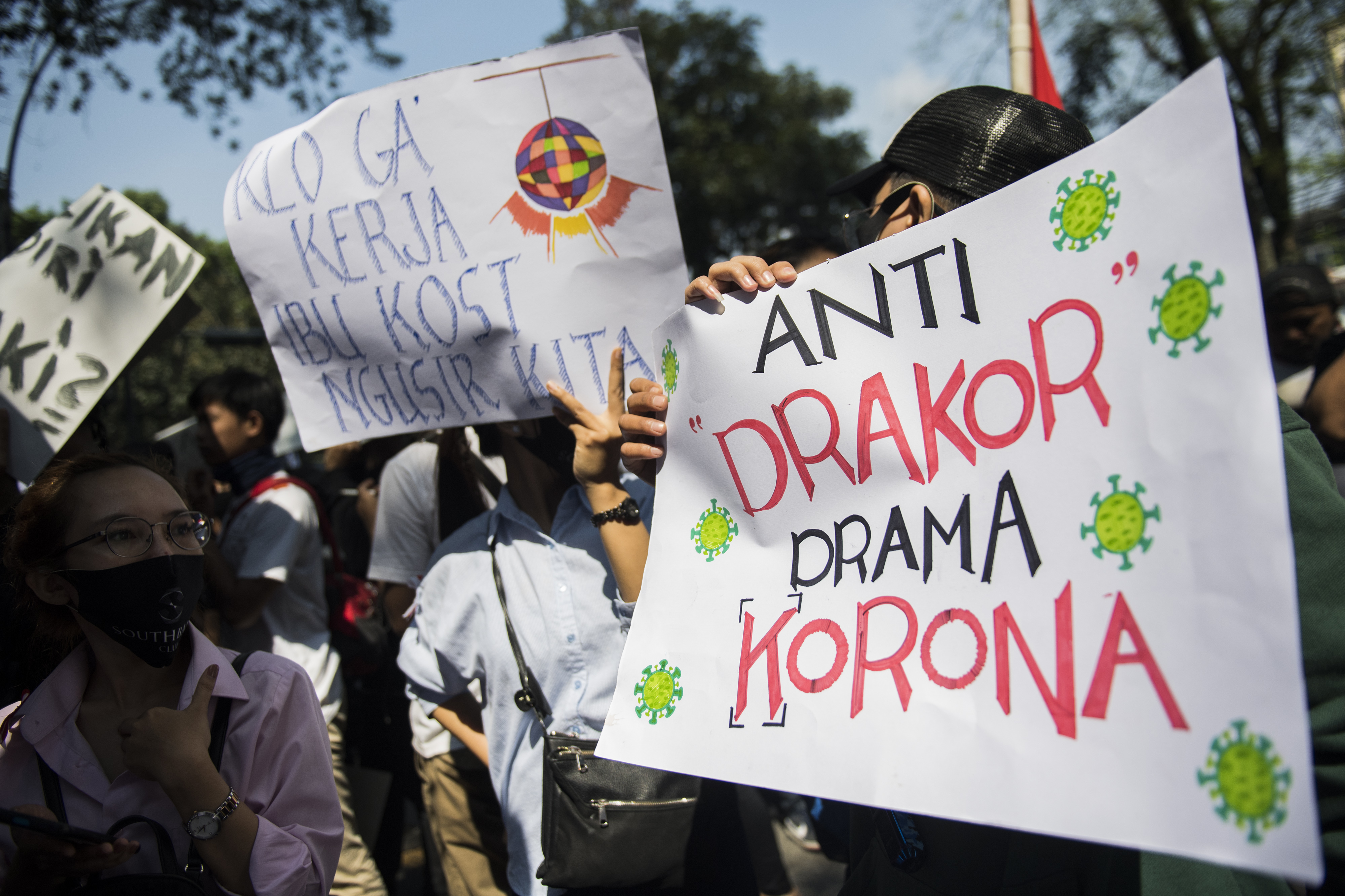 Ratusan pekerja yang tergabung dalam Aliansi Karyawan Hiburan dan Pengusaha Hiburan berunjuk rasa di Balai Kota, Bandung