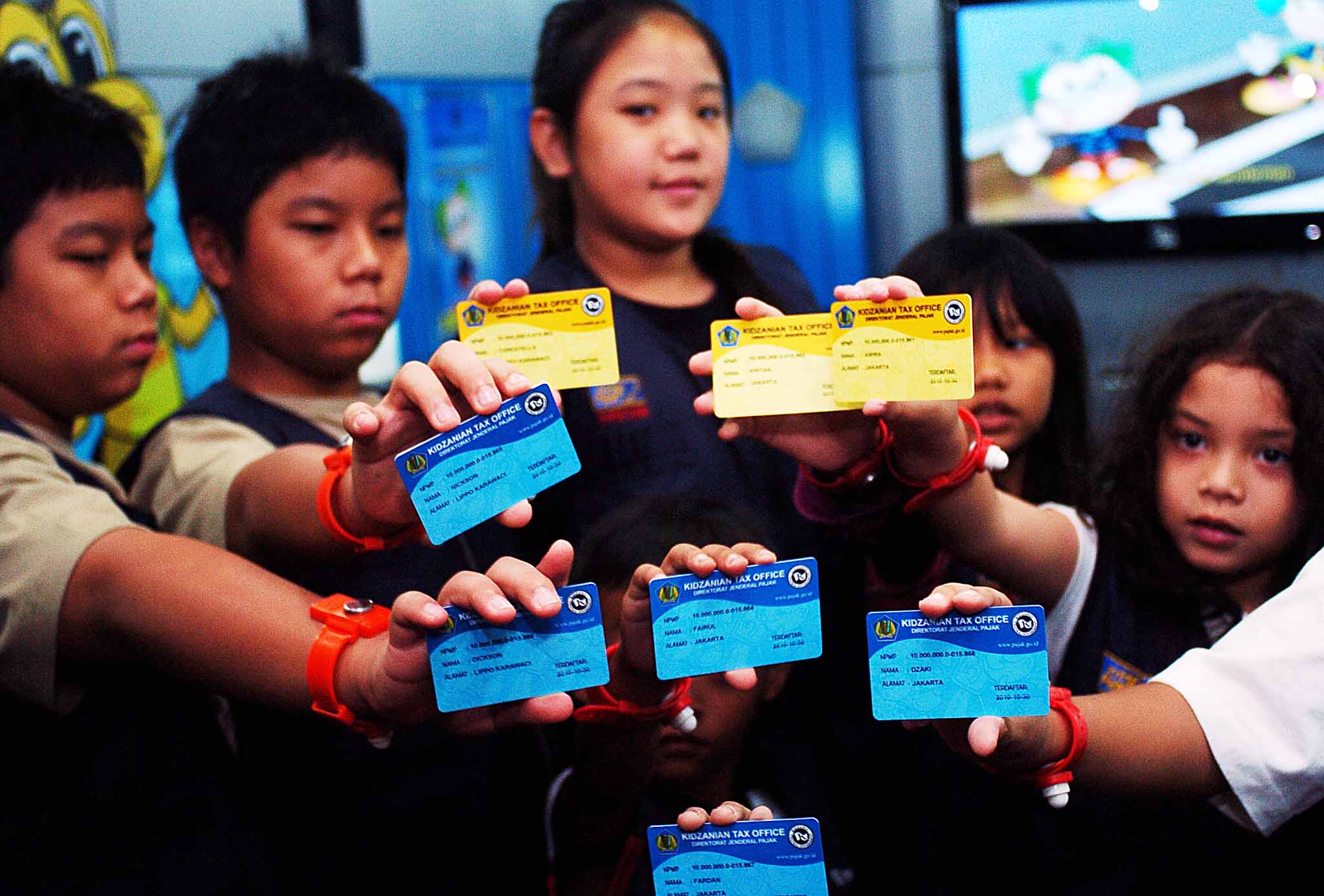 ilustrasi -- anak-anak menunjukkan kartu NPWP