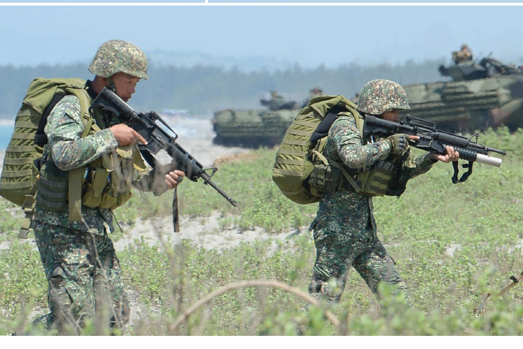 AS PIMPIN LATIHAN PERANG GABUNGAN: Marinir Filipina bersama Marinir AS dan Marinir Jepang mengikuti latihan perang bersama  