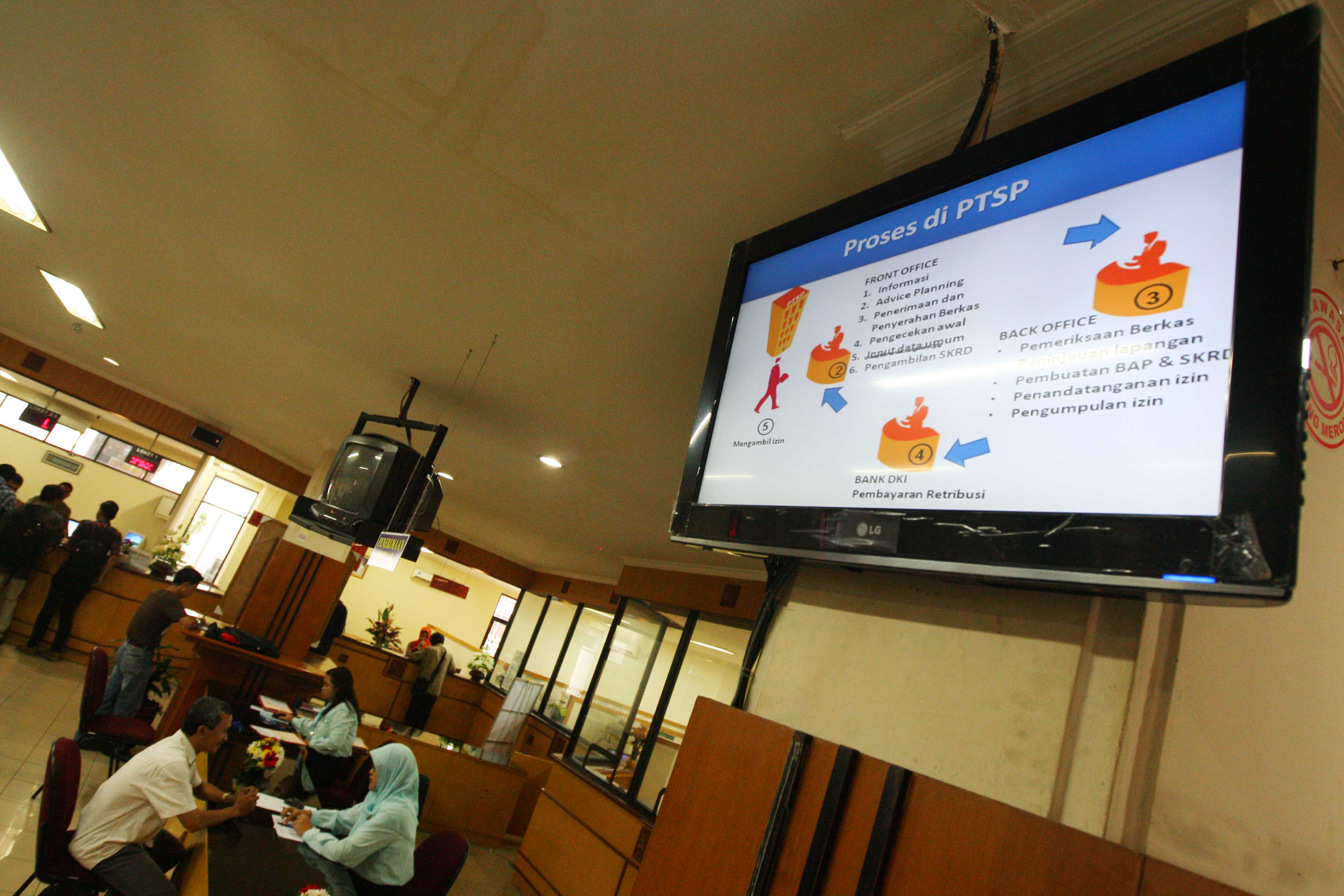 Kantor Pelayanan Terpadu Satu Pintu (PTSP) Jakarta Barat beroperasi kembali setelah ditutup karena Covid-19.