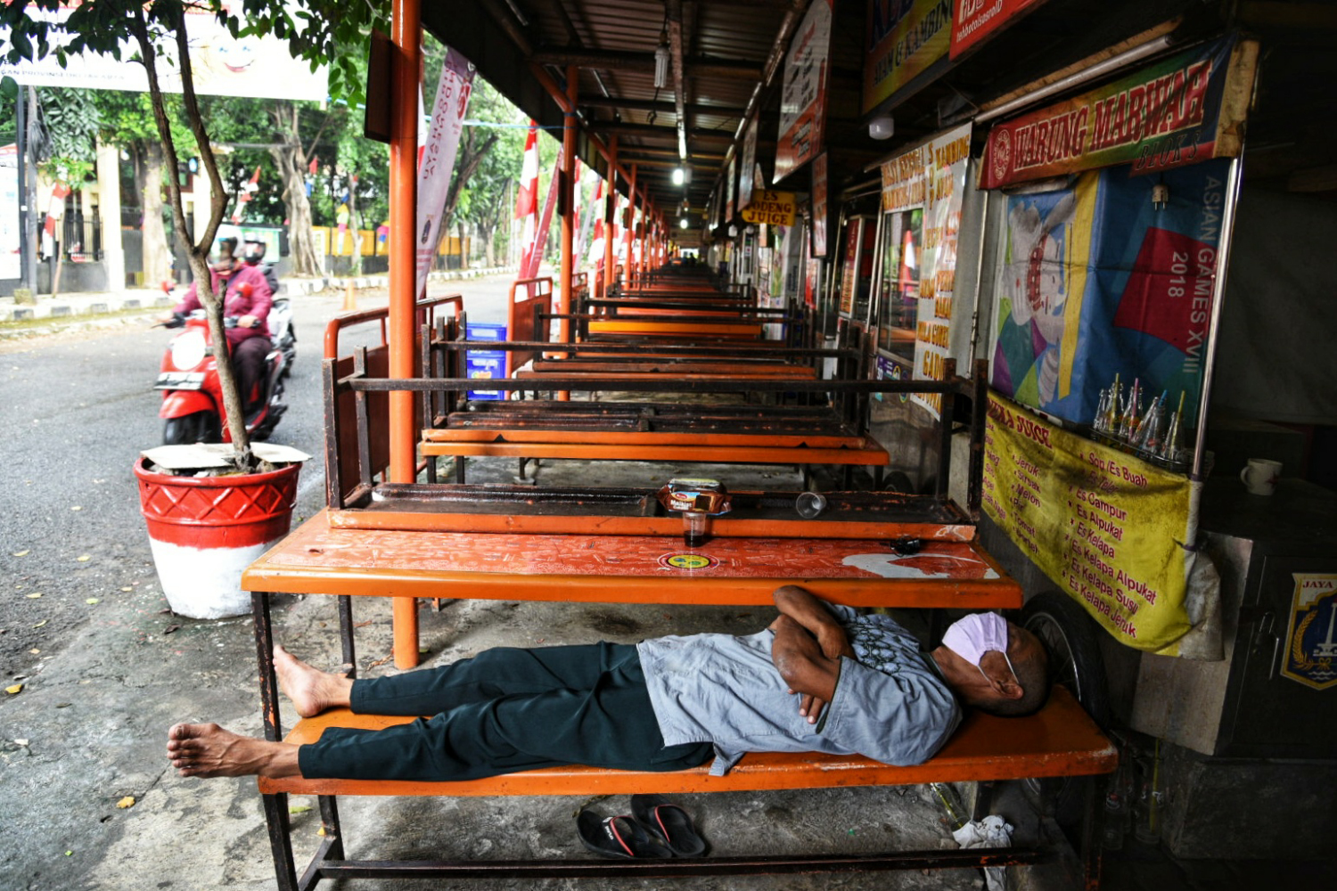 Suasana pujasera Blok S, Kebayoran Baru, Jakarta Selatan, Jumat (14/8), ditutup sementara setelah swab test 4 pedagang positif covid-19