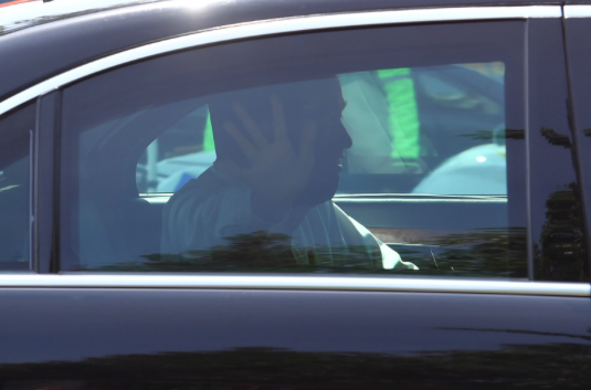 Presiden Joko Widodo berada di dalam mobil kepresidenan.