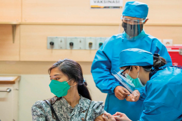 Petugas kesehatan menyuntikkan vaksin kepada relawan saat simulasi uji klinis vaksin covid-19 di FK Universitas Padjajaran, Kamis (7/8/2020.