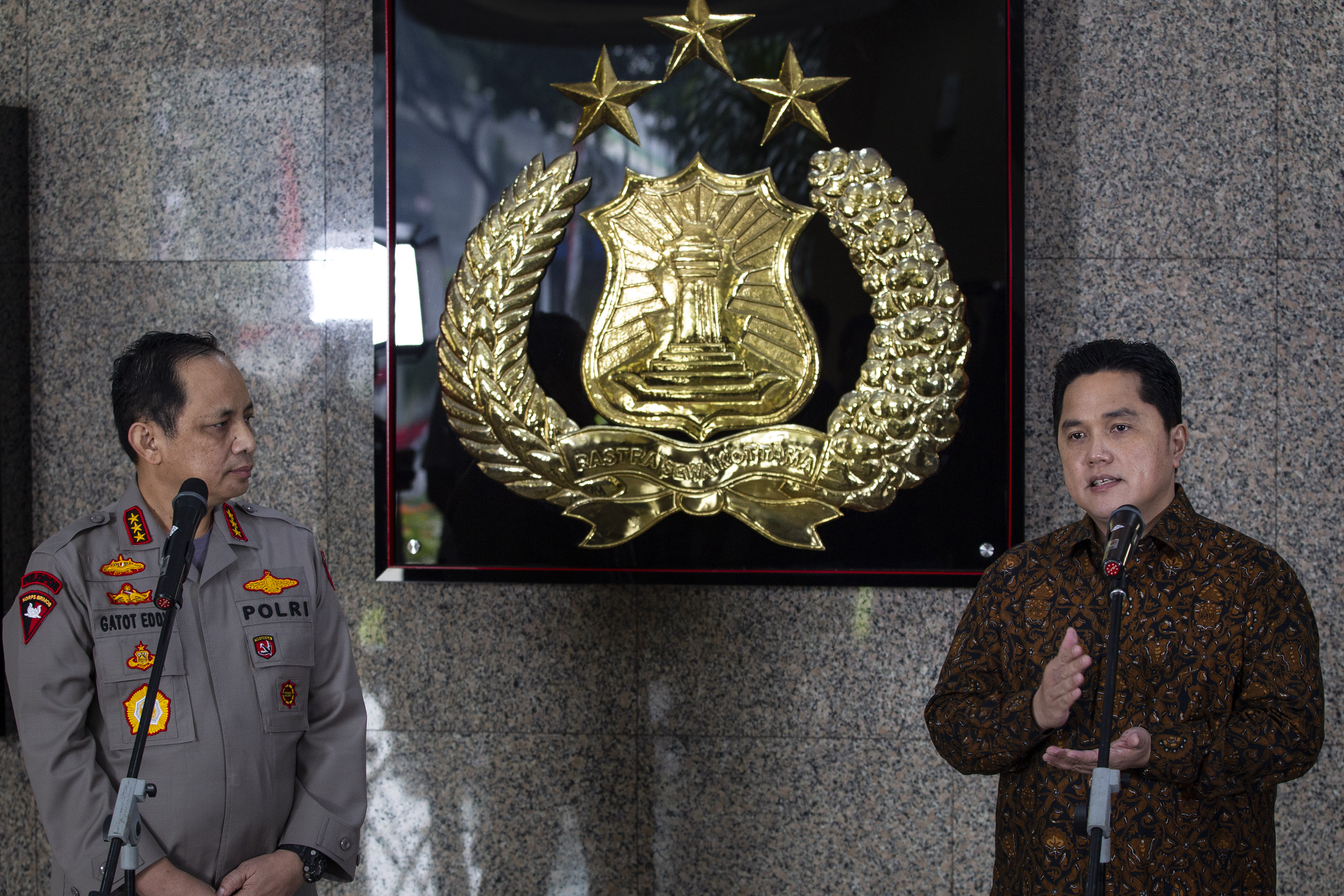 Menteri BUMN Erick Thohir (kanan) menunjuk  Wakapolri Komjen Pol Gatot Eddy Pramono sebagai wakil PEN.